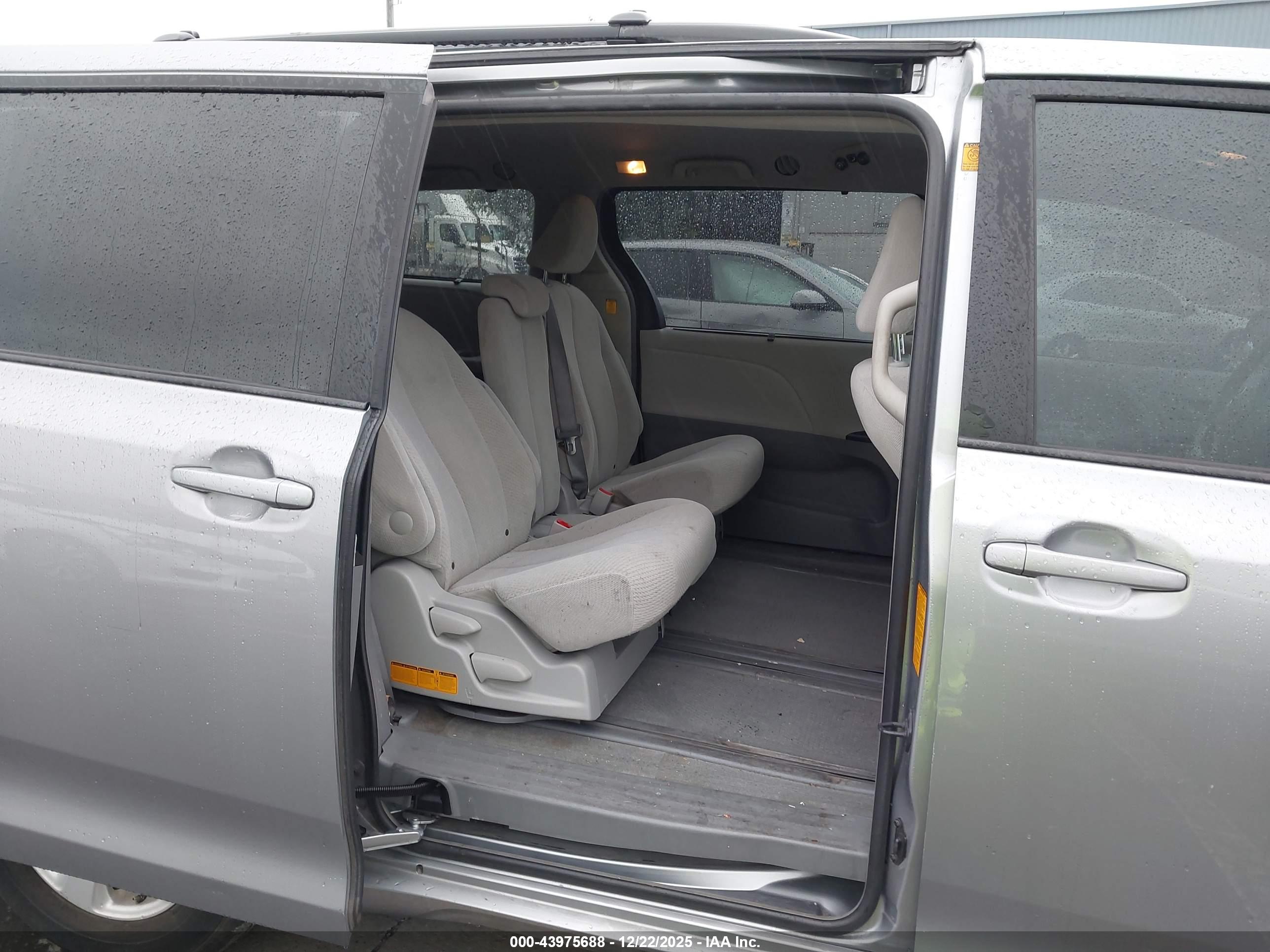 TOYOTA SIENNA image 8