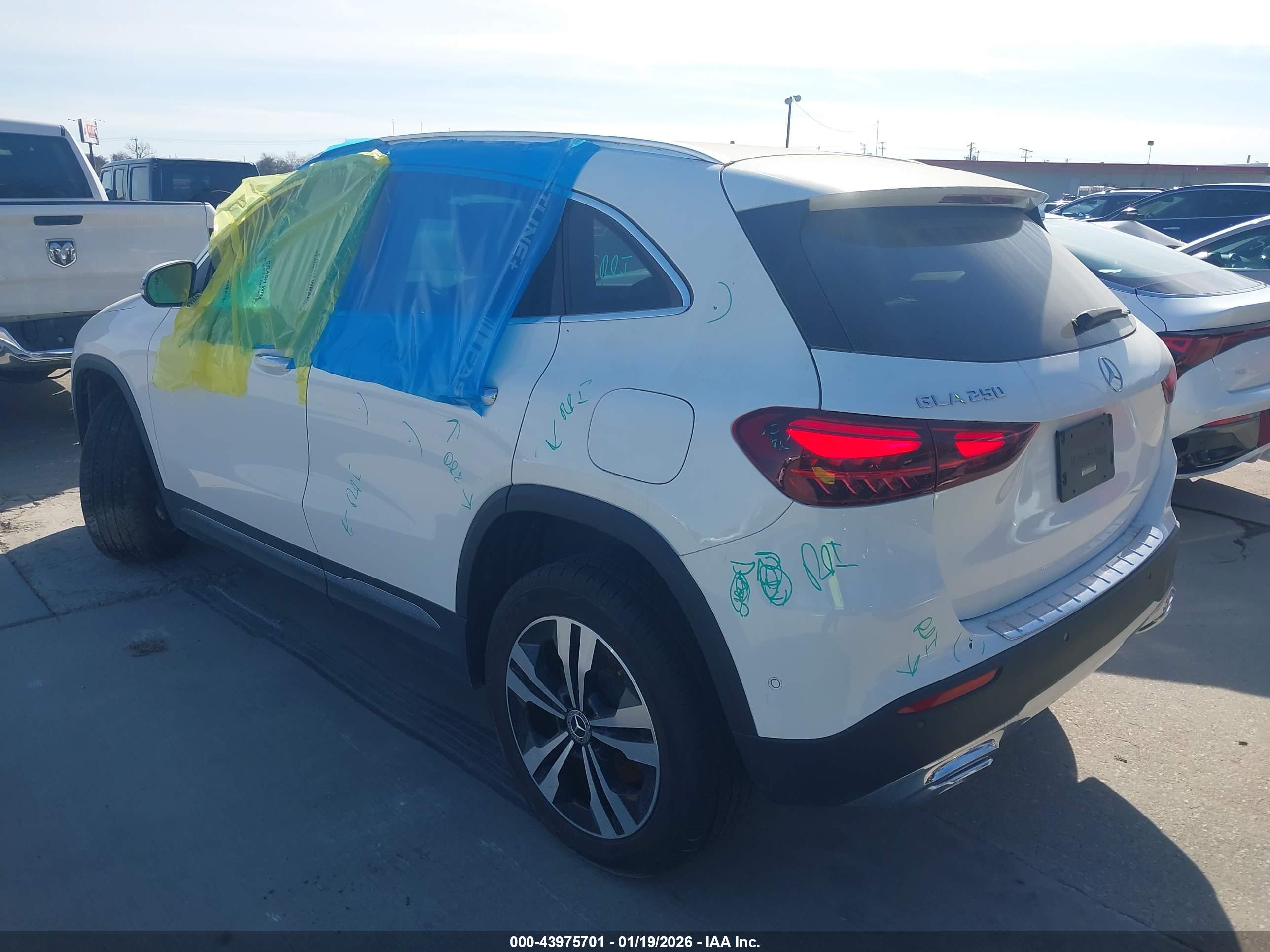 MERCEDES-BENZ GLA image 3