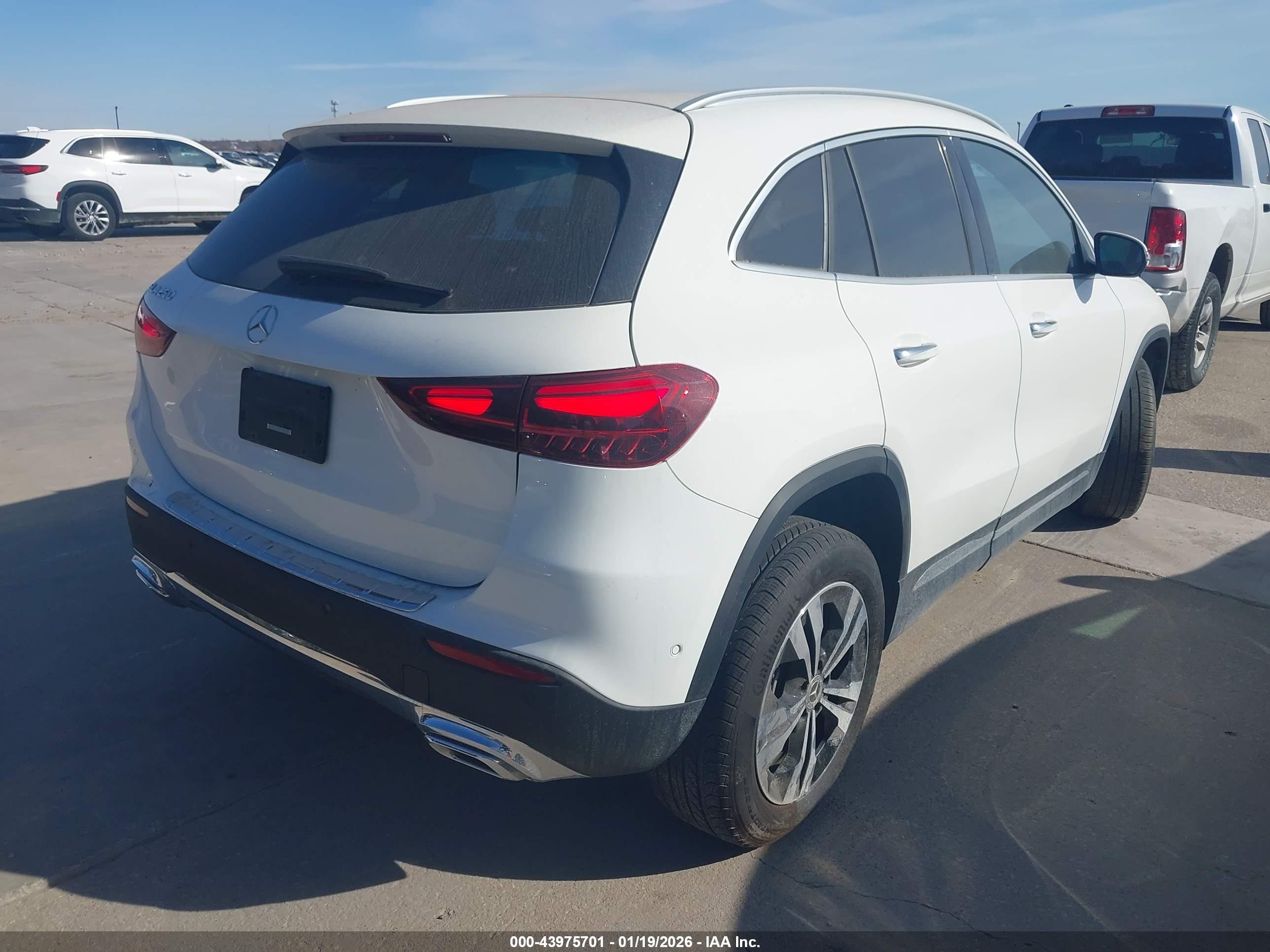 MERCEDES-BENZ GLA image 4