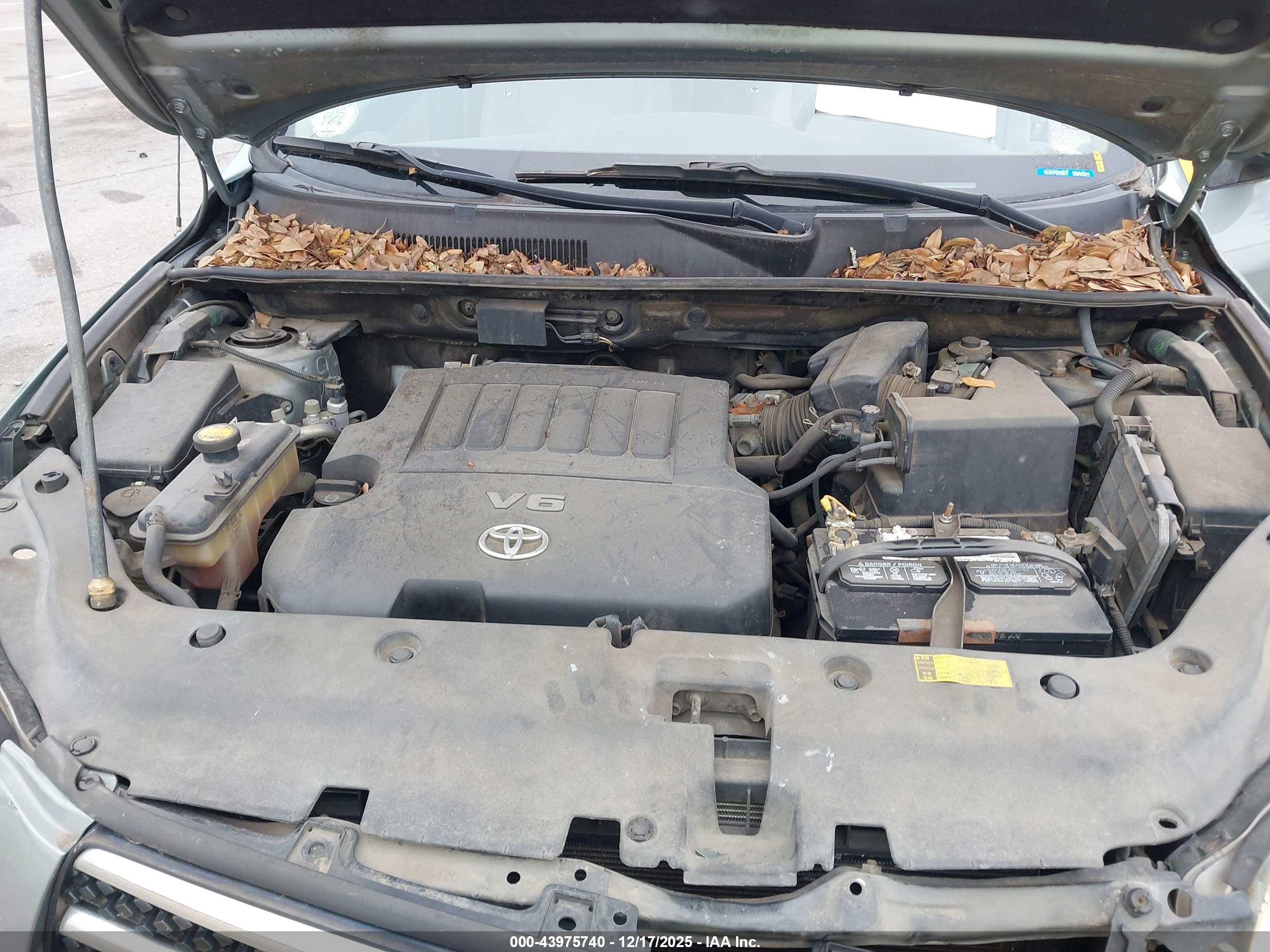 TOYOTA RAV4 image 10