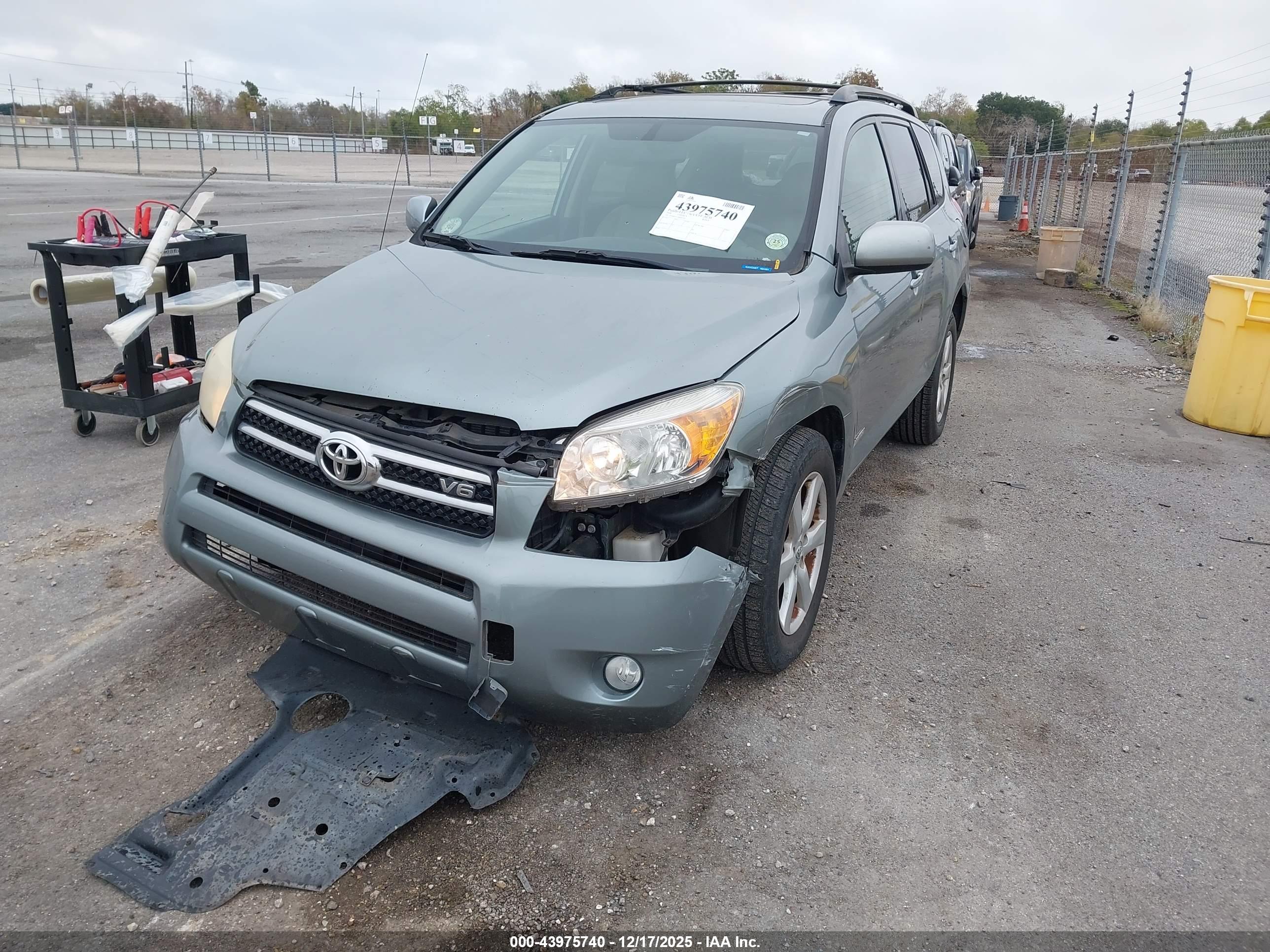 TOYOTA RAV4 image 2