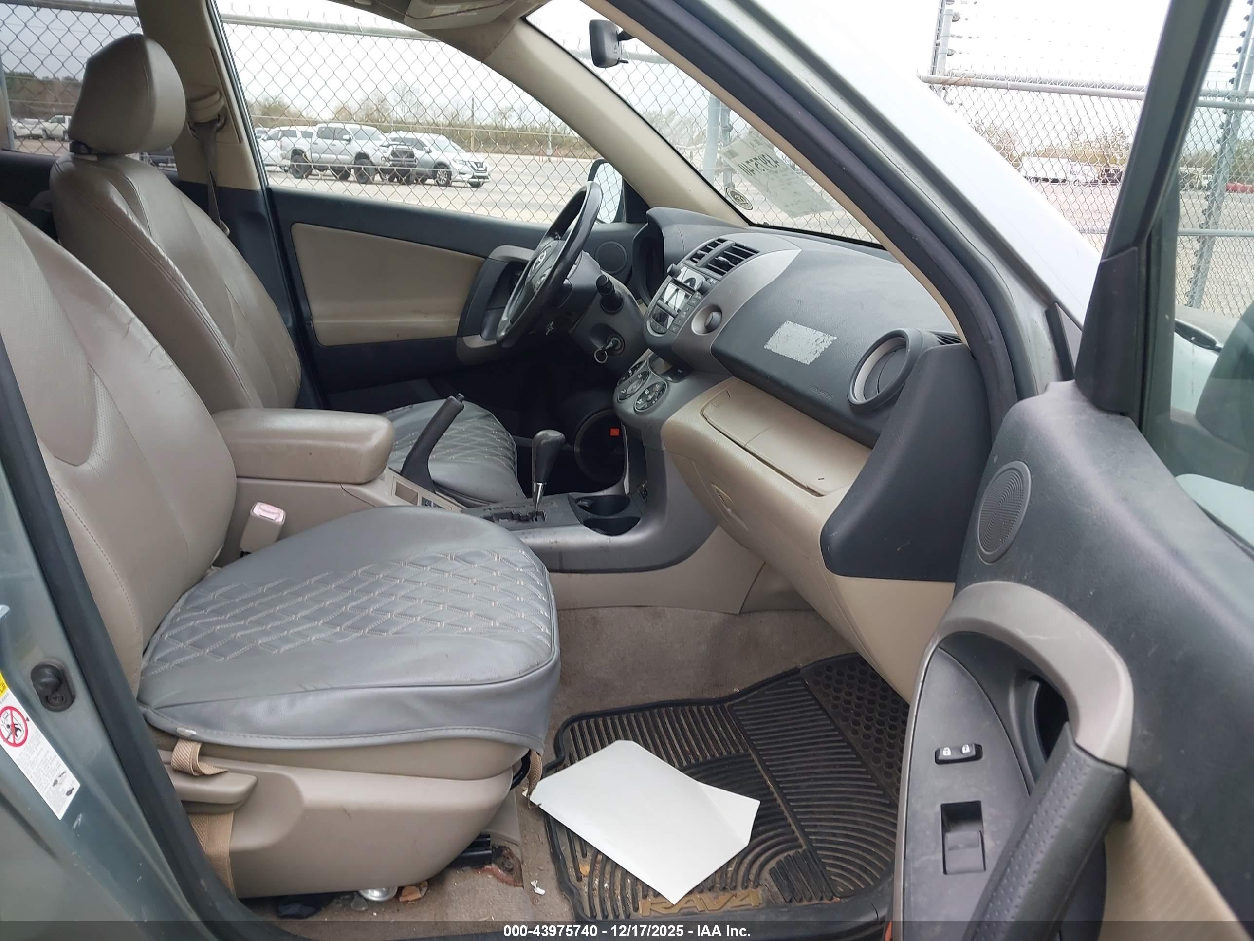 TOYOTA RAV4 image 5