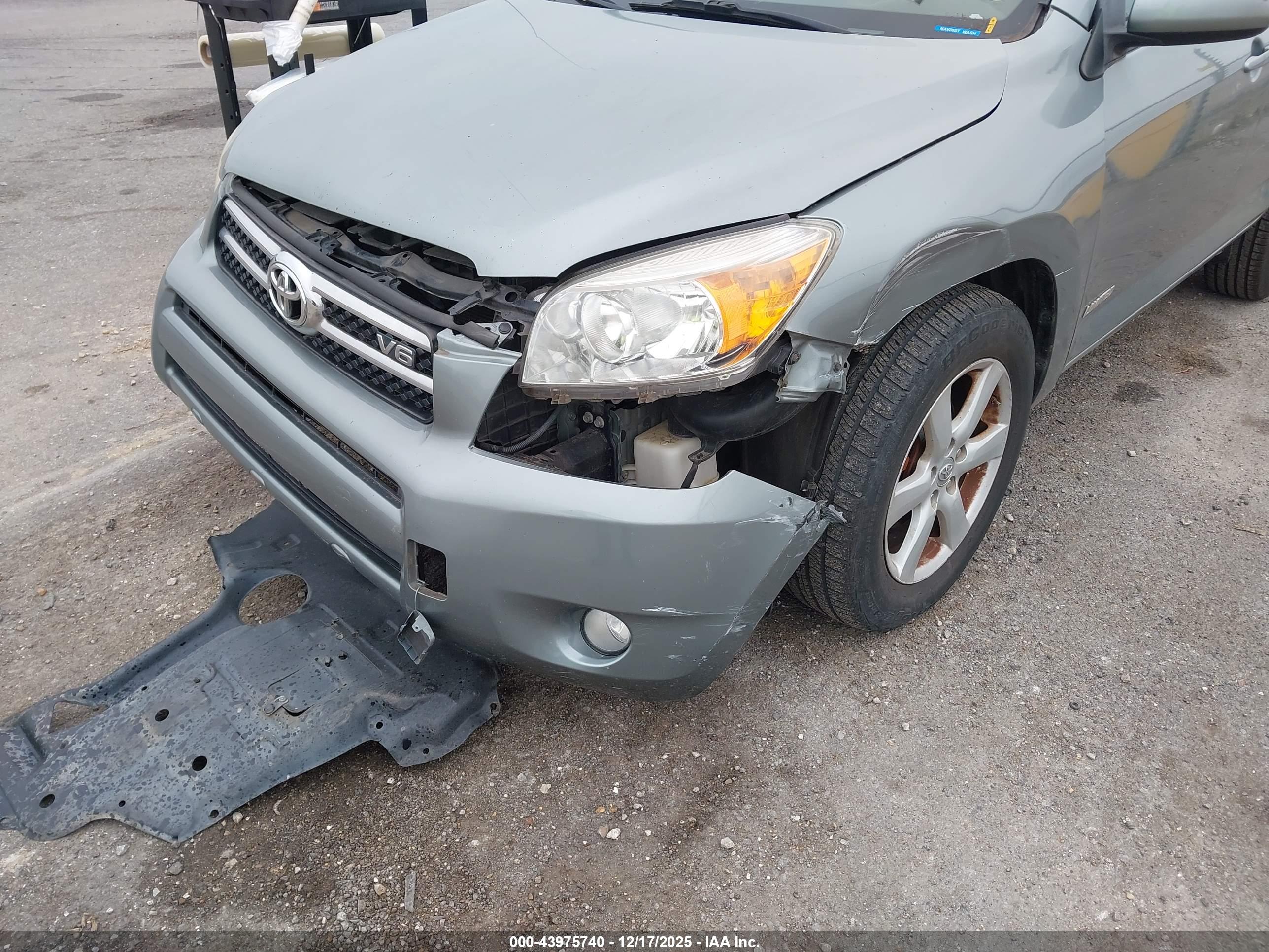 TOYOTA RAV4 image 6