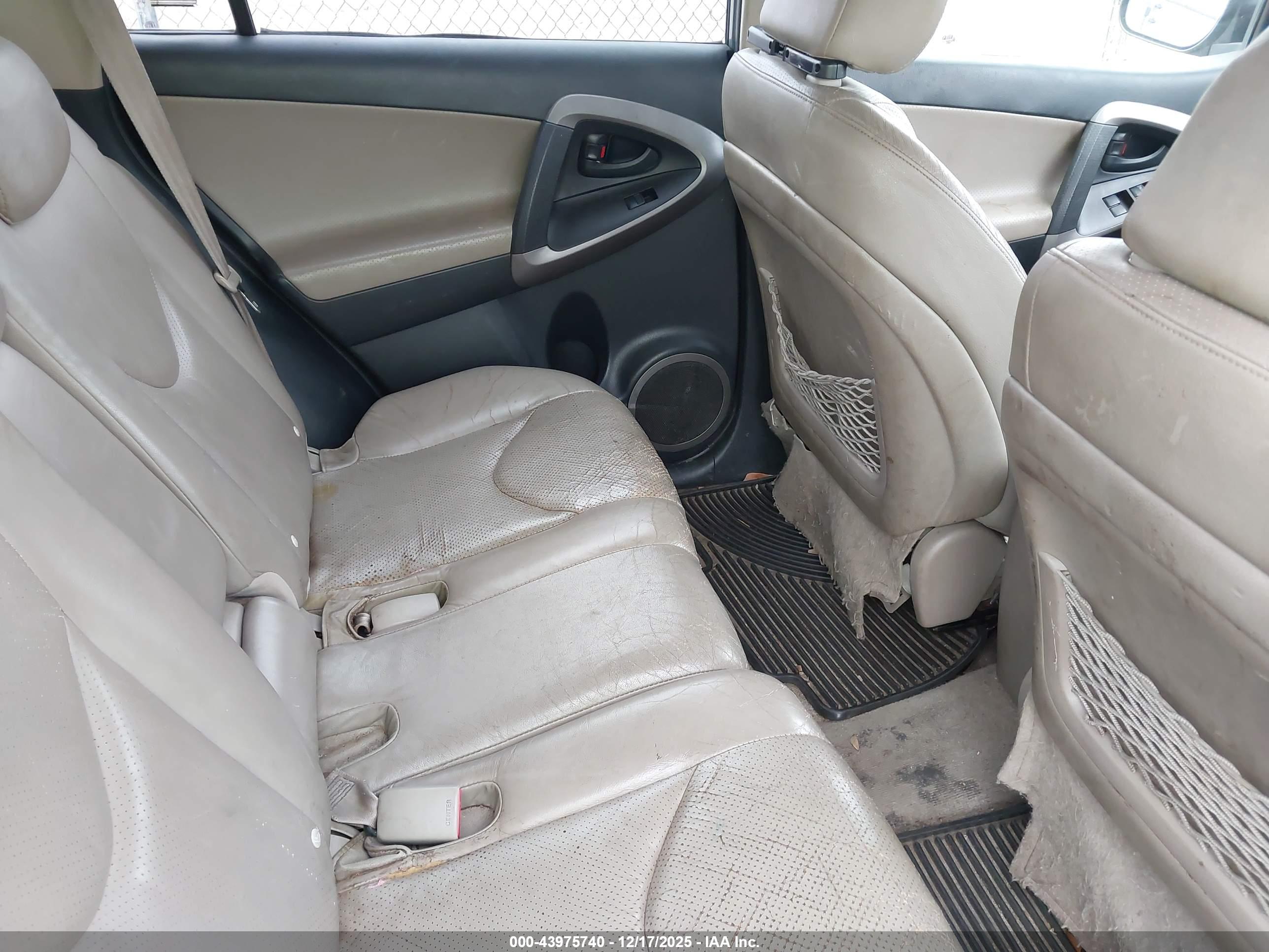 TOYOTA RAV4 image 8