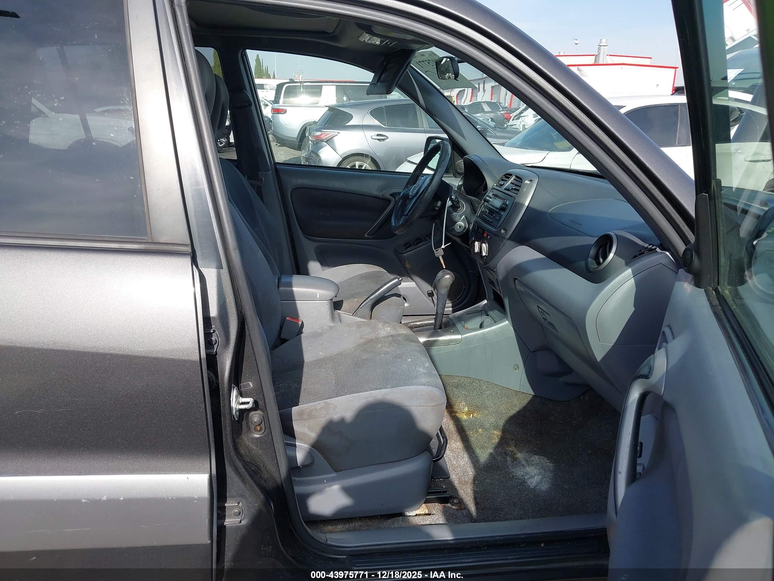 TOYOTA RAV4 image 5