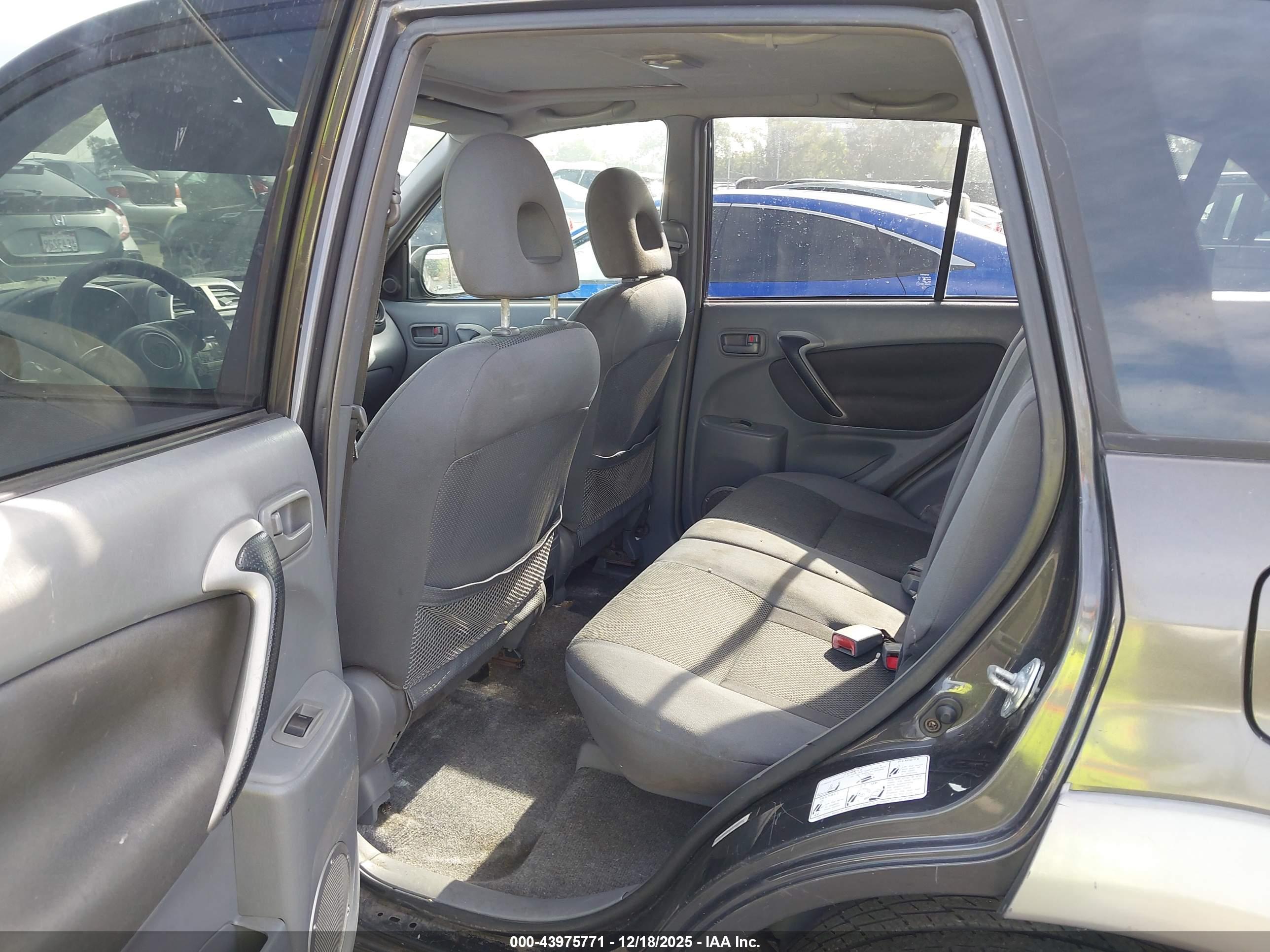 TOYOTA RAV4 image 8