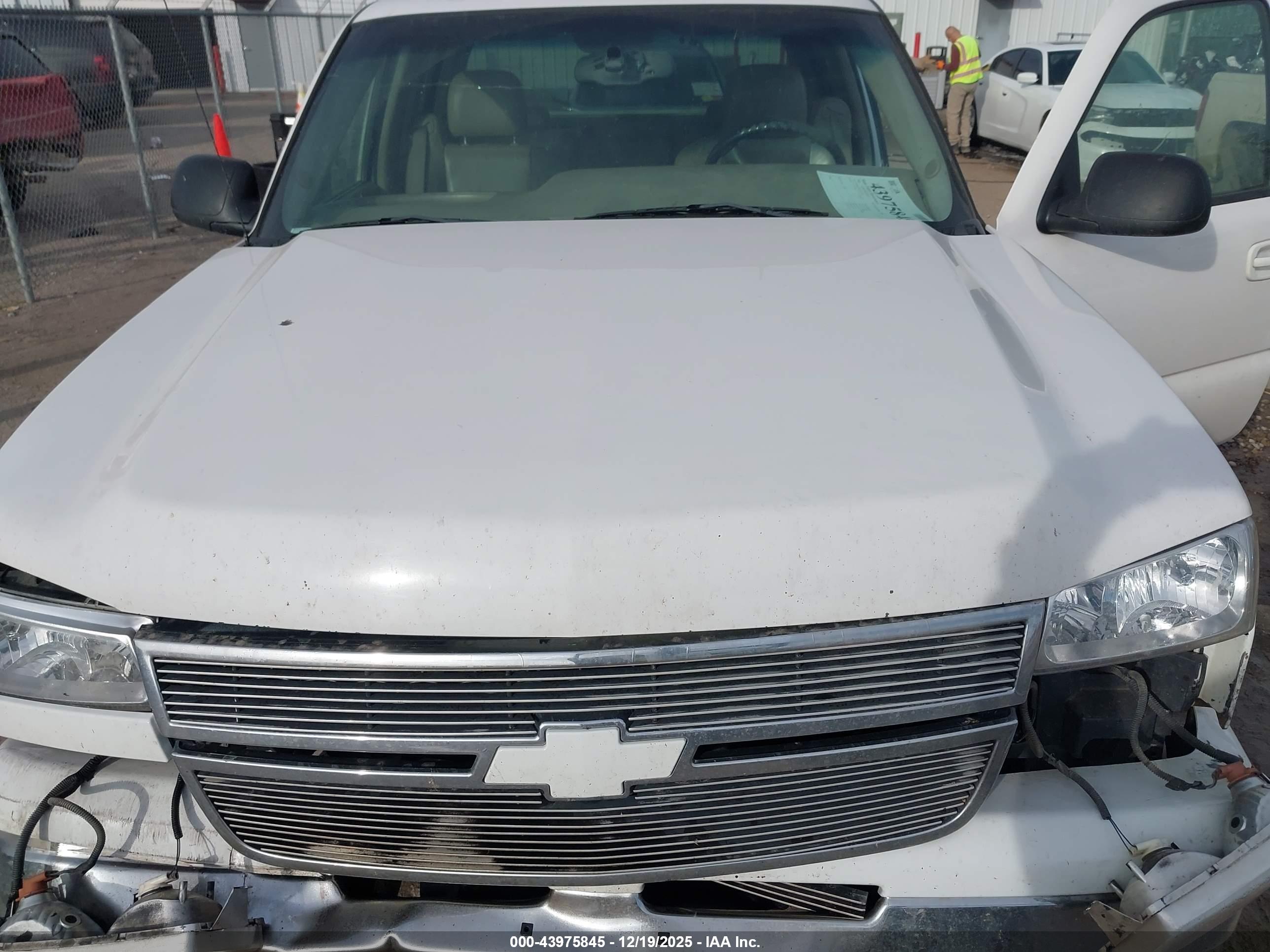 CHEVROLET SILVERADO image 10