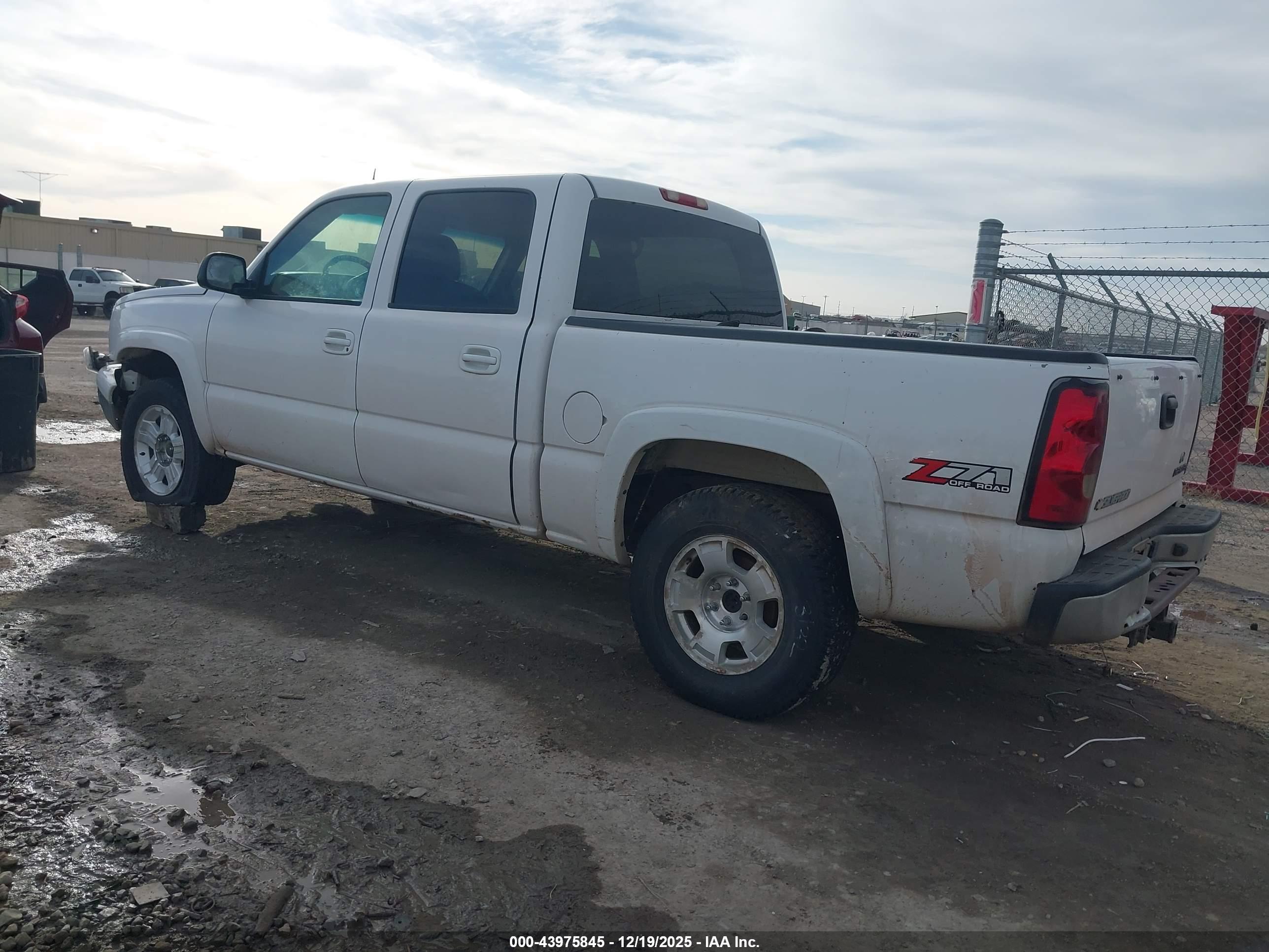 CHEVROLET SILVERADO image 3