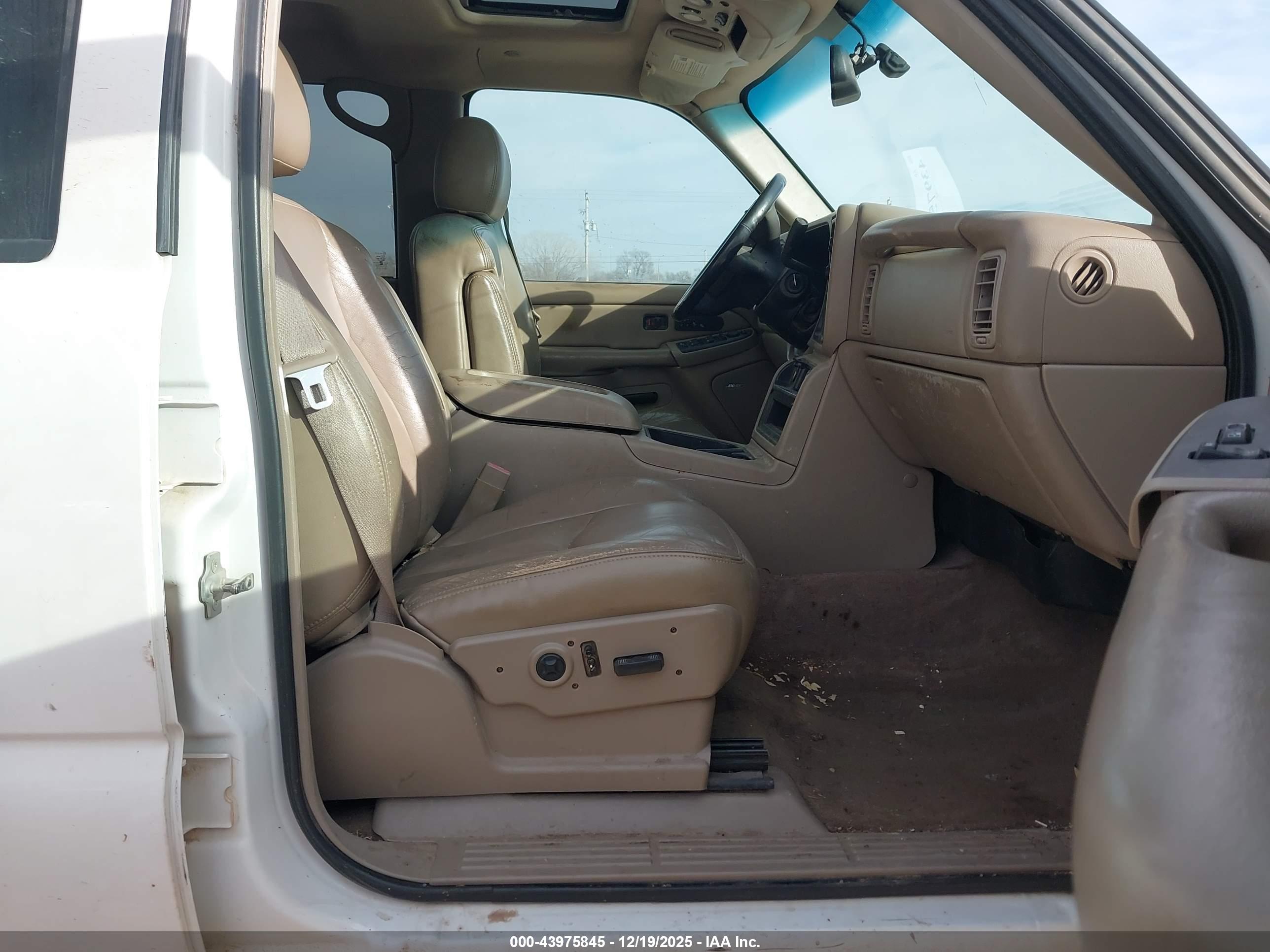 CHEVROLET SILVERADO image 5