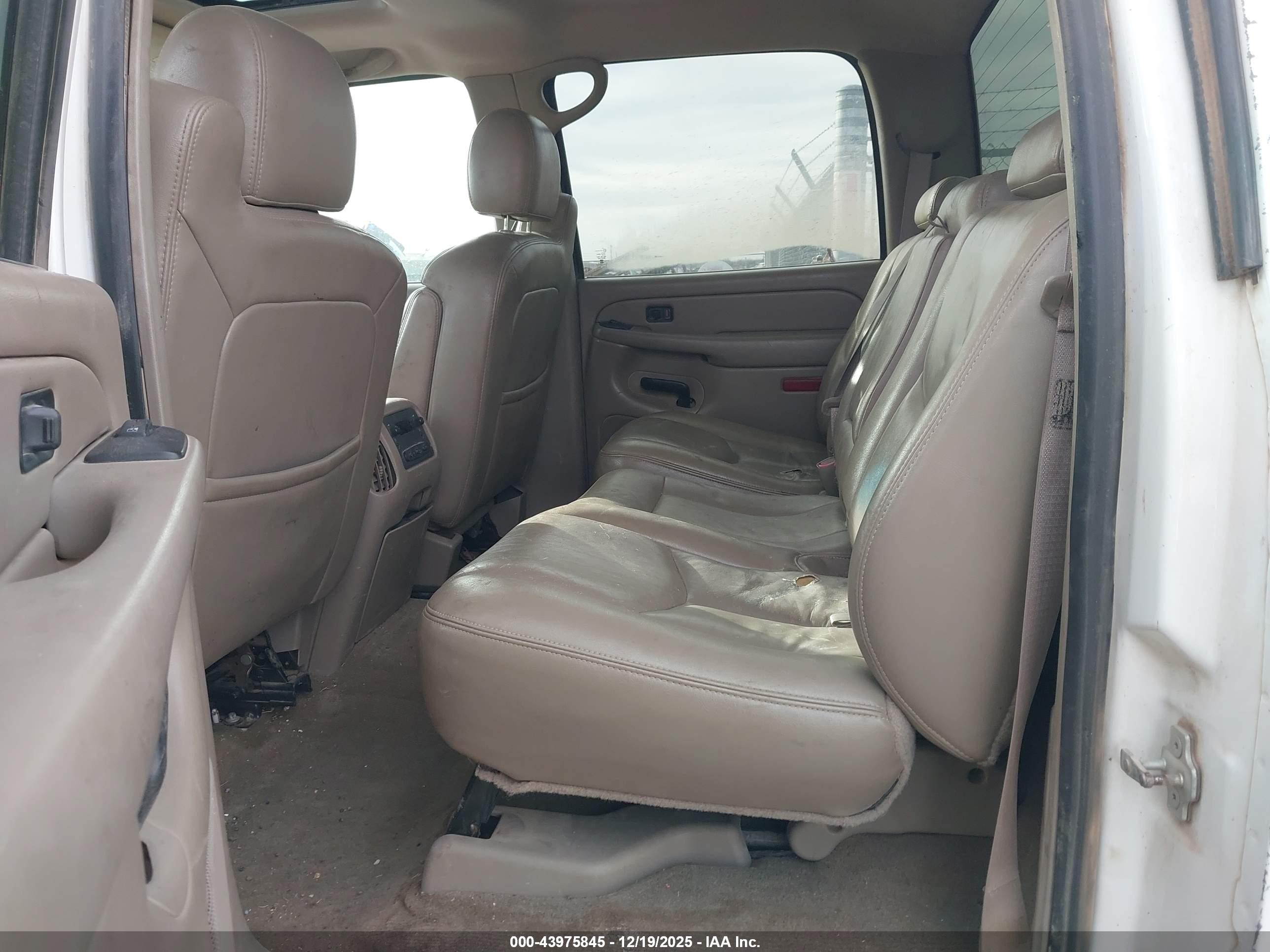 CHEVROLET SILVERADO image 8