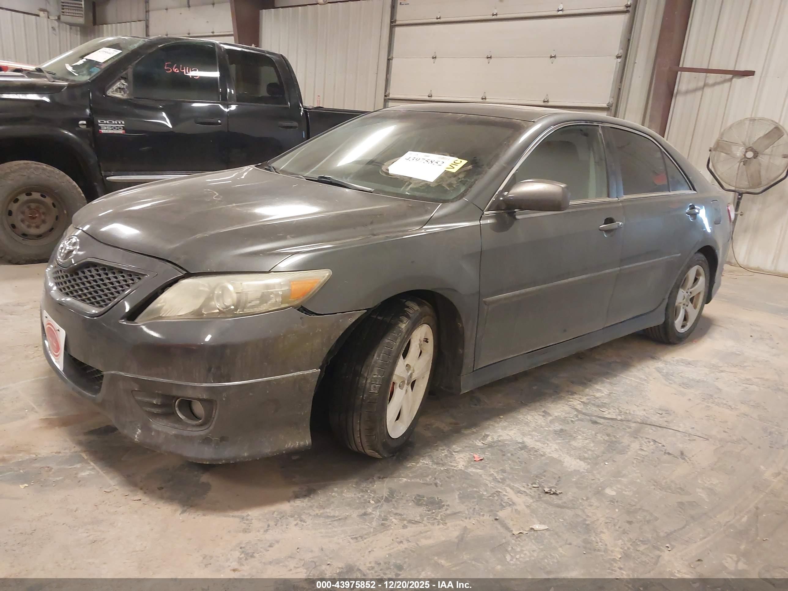 TOYOTA CAMRY image 2