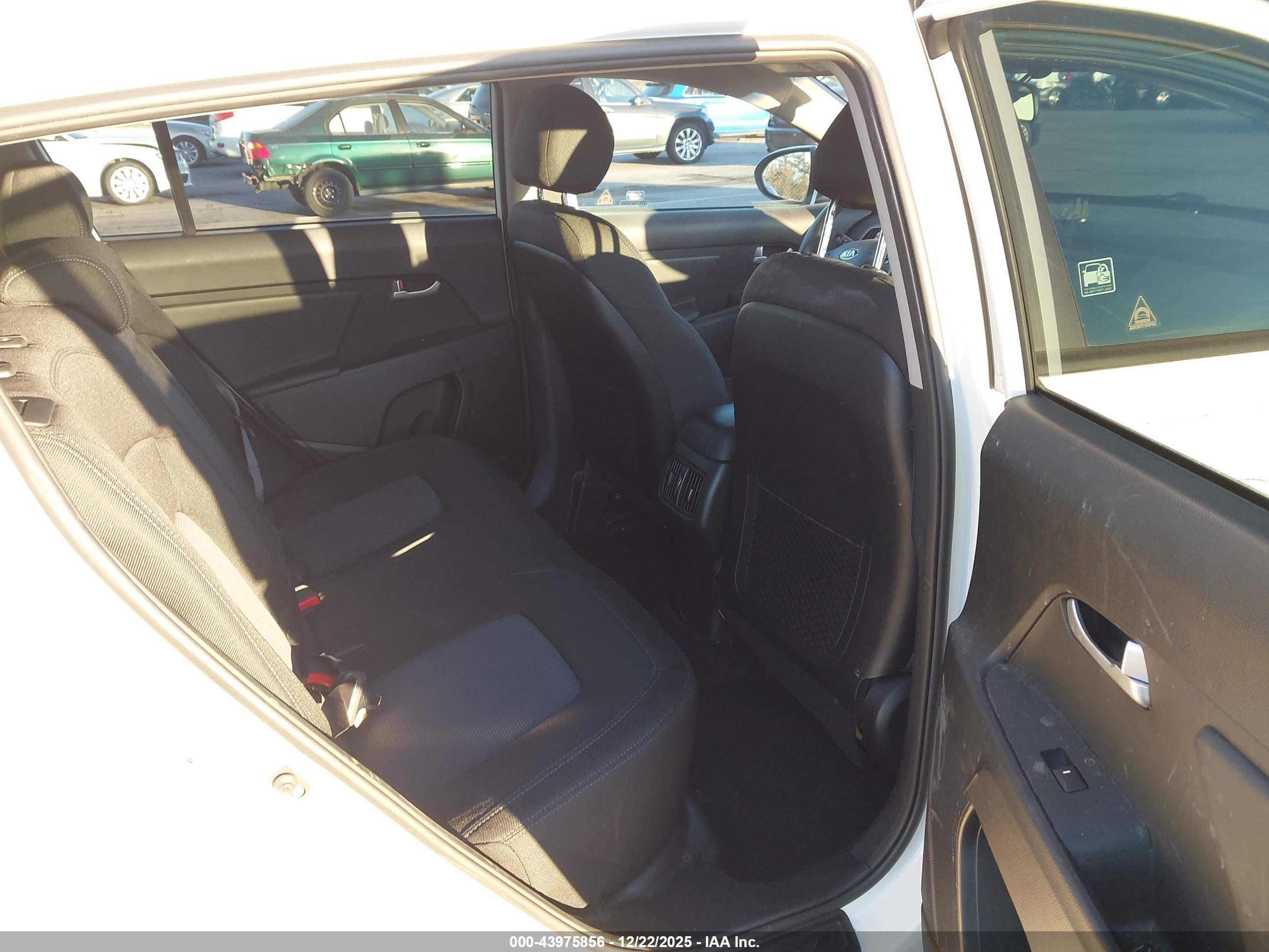 KIA SPORTAGE image 8