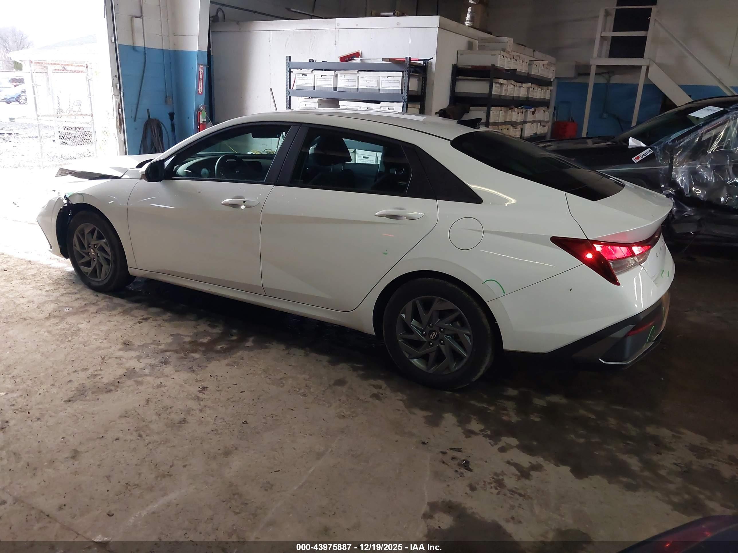 HYUNDAI ELANTRA image 3