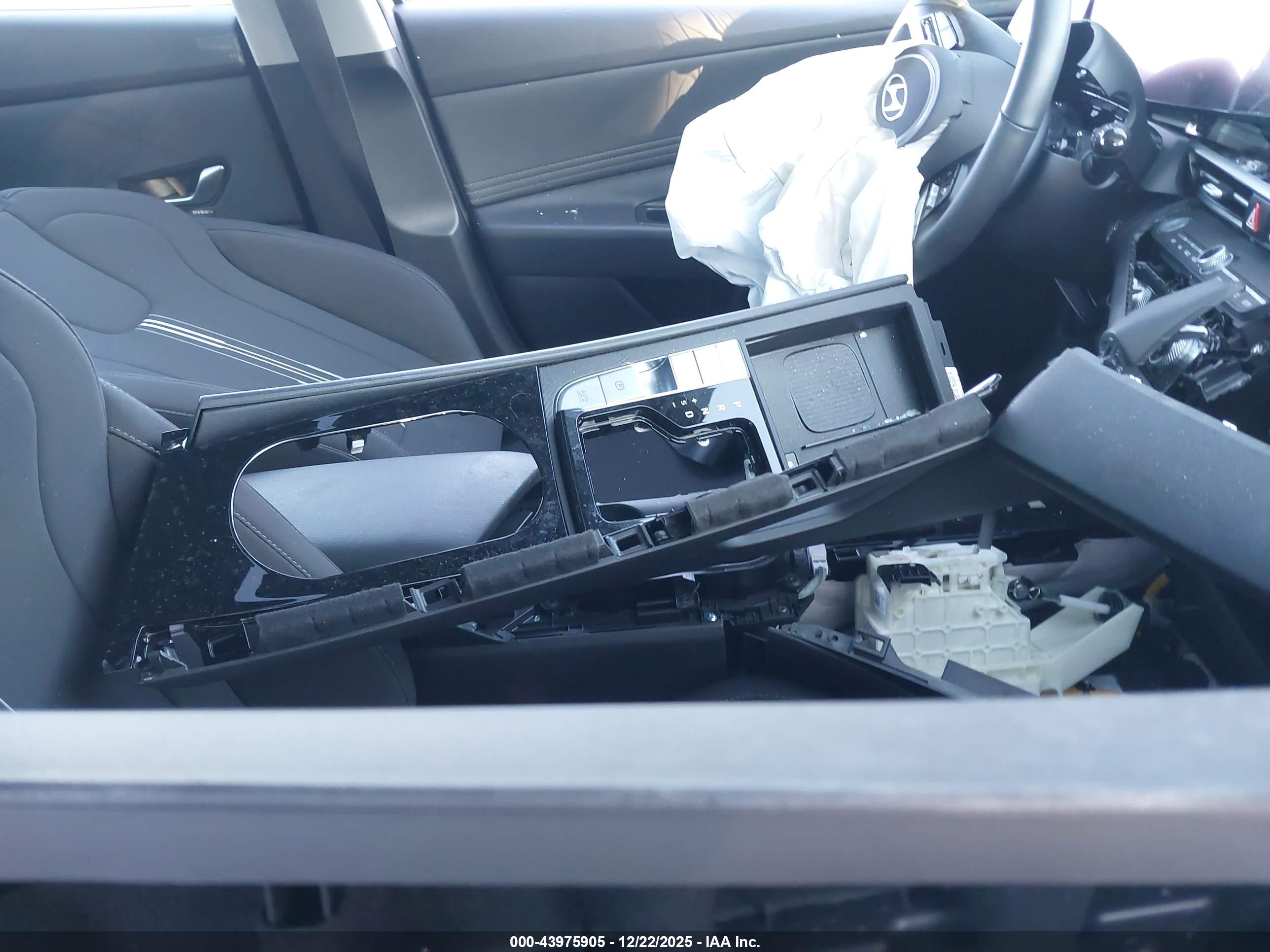 HYUNDAI ELANTRA image 5