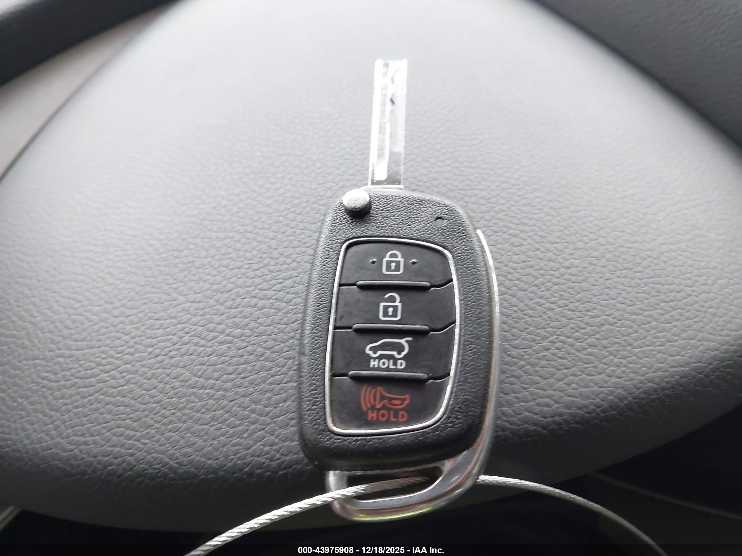 HYUNDAI SANTA image 11