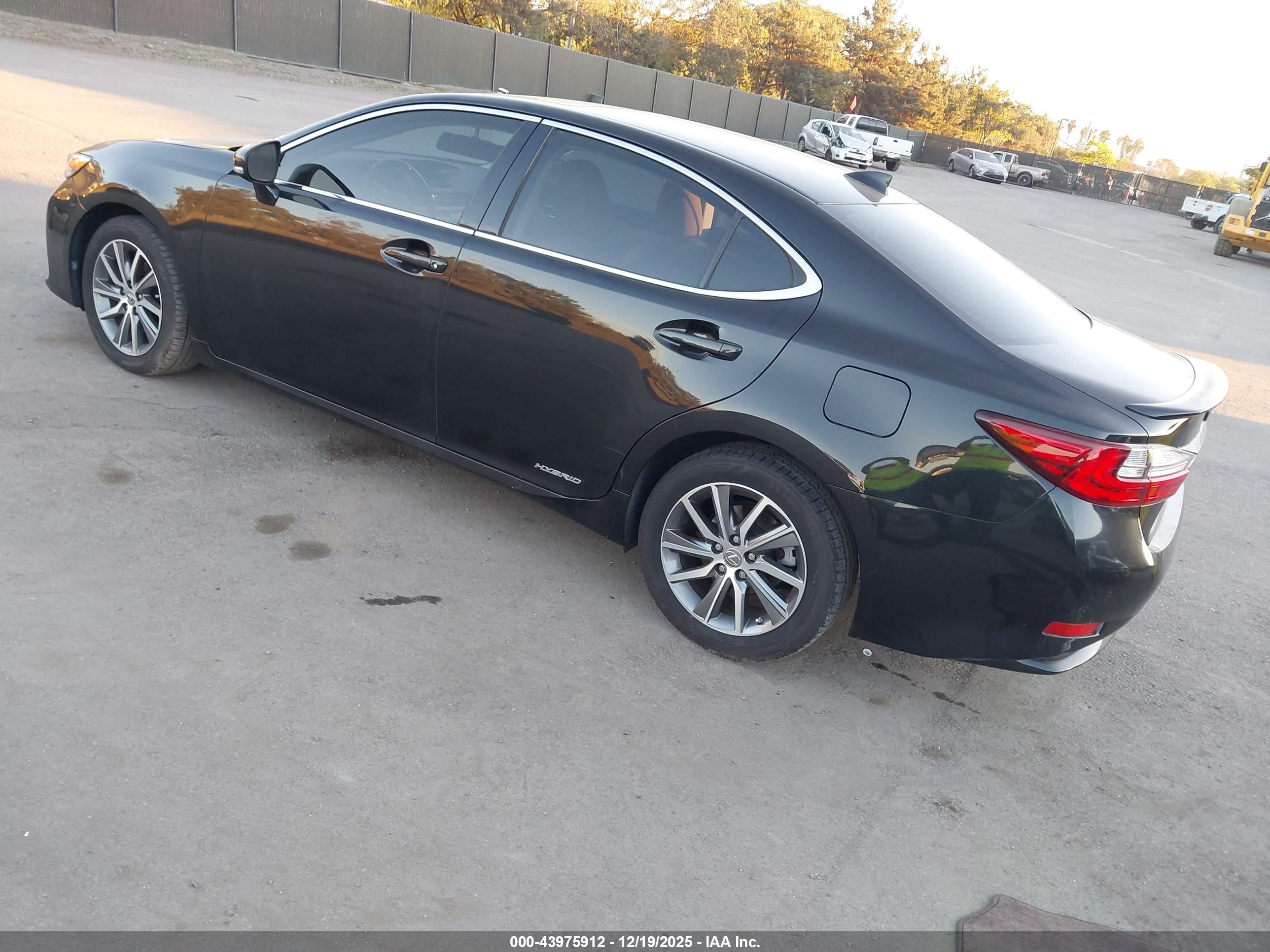 LEXUS ES image 3