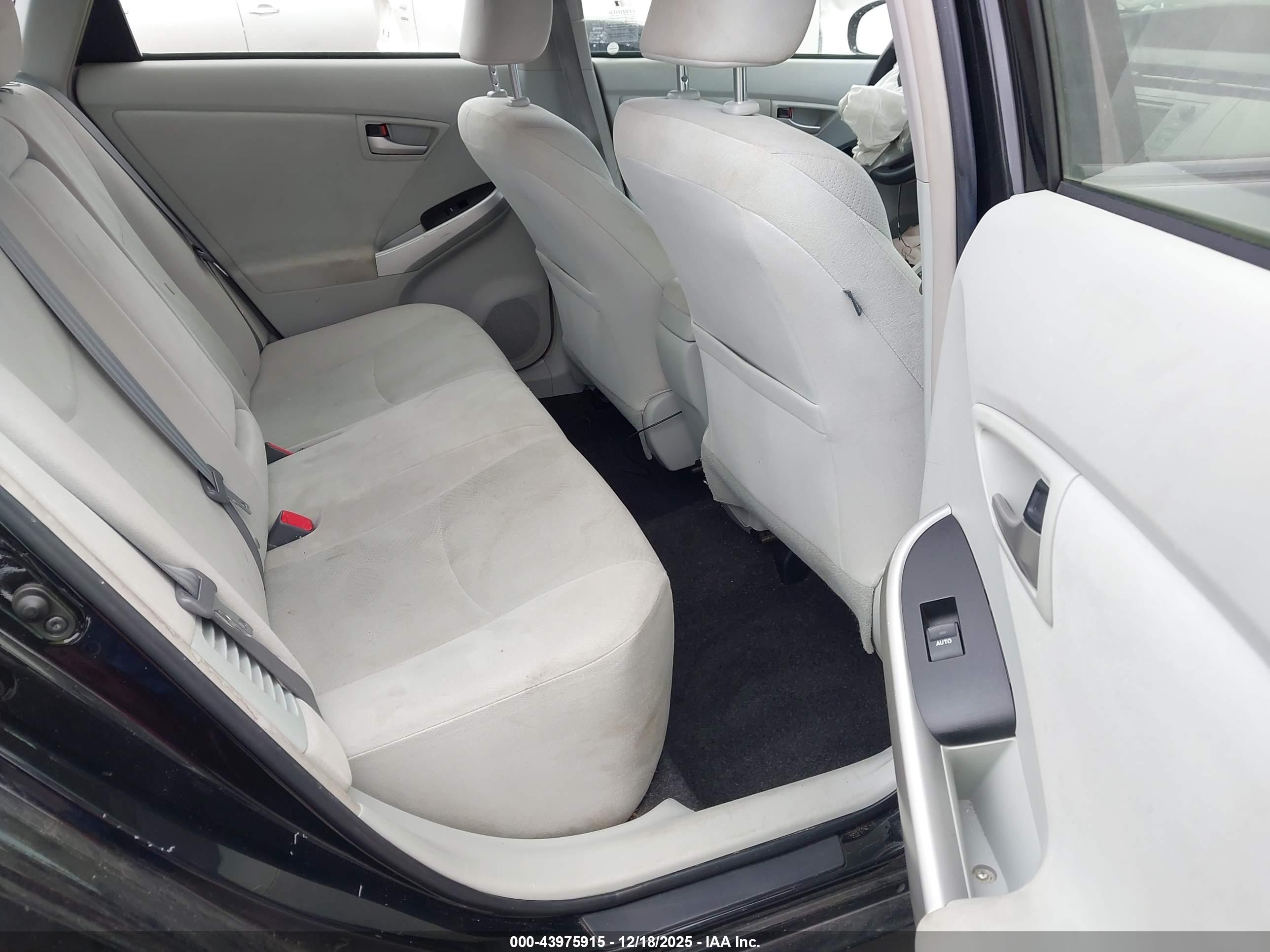 TOYOTA PRIUS image 8