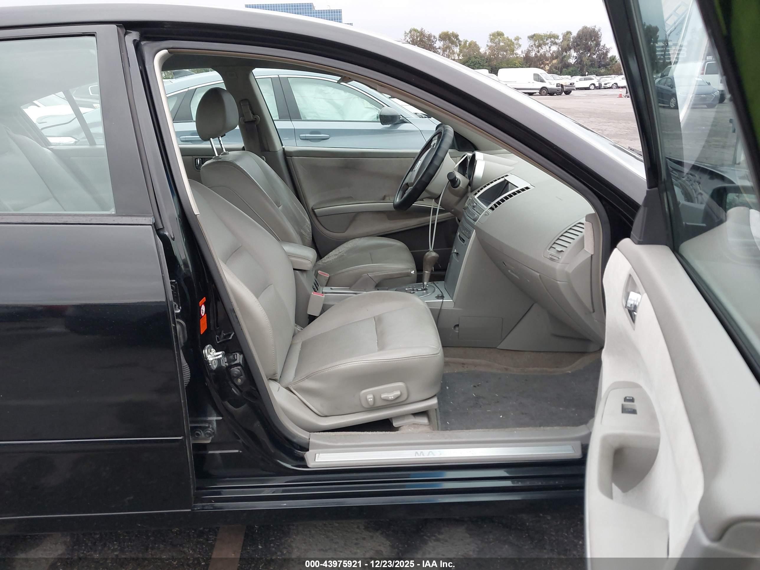 NISSAN MAXIMA image 5
