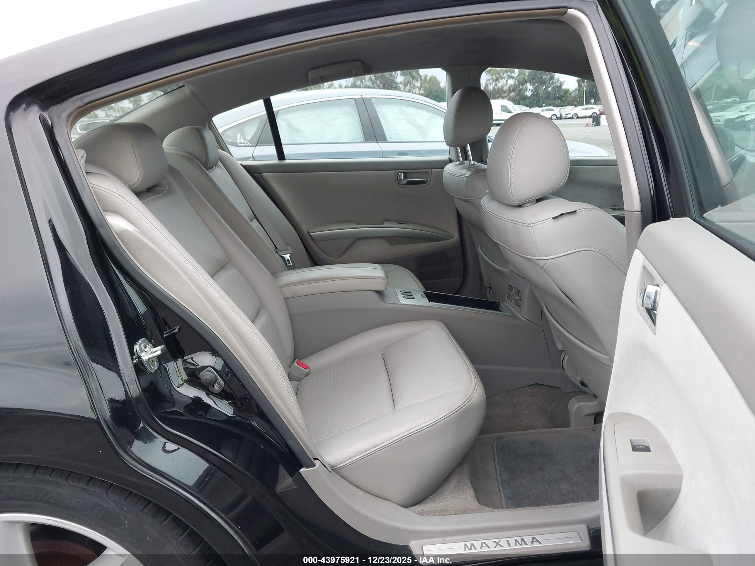 NISSAN MAXIMA image 8