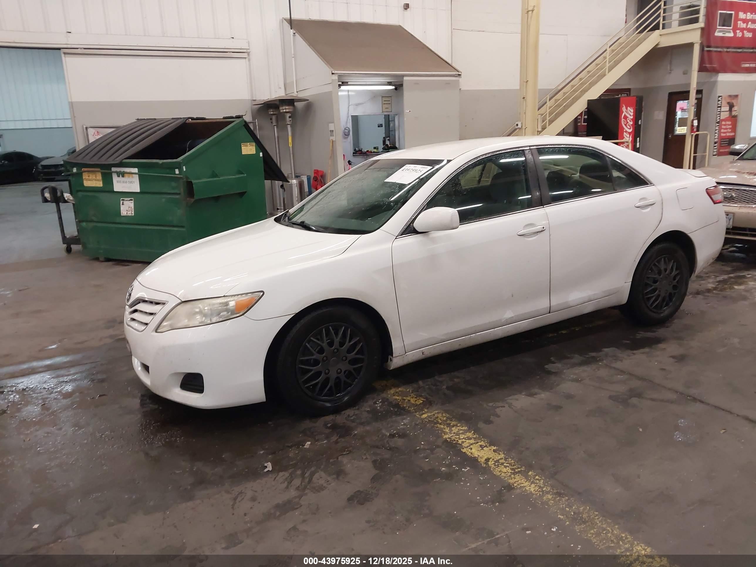 TOYOTA CAMRY image 2