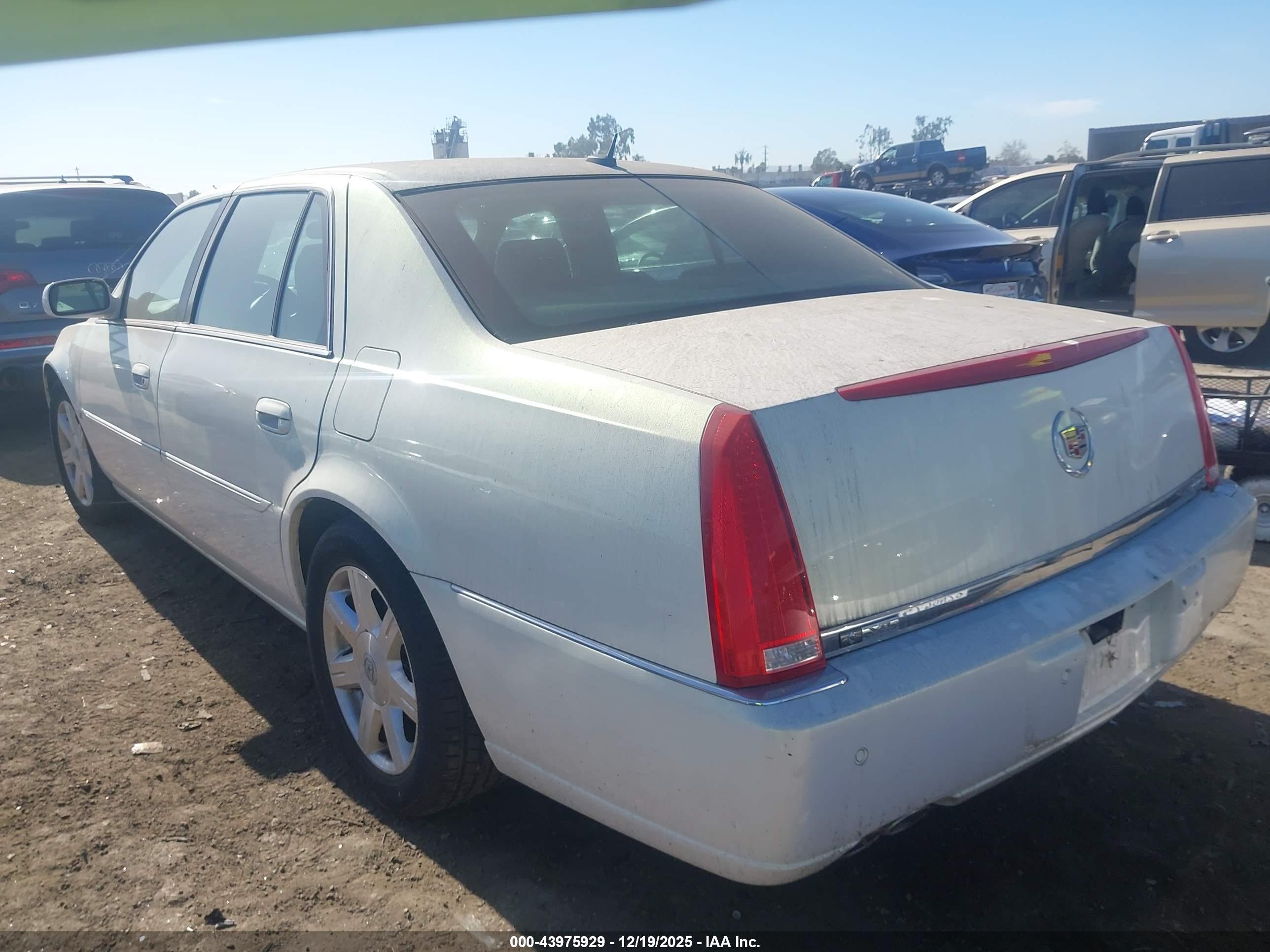 CADILLAC DTS image 3