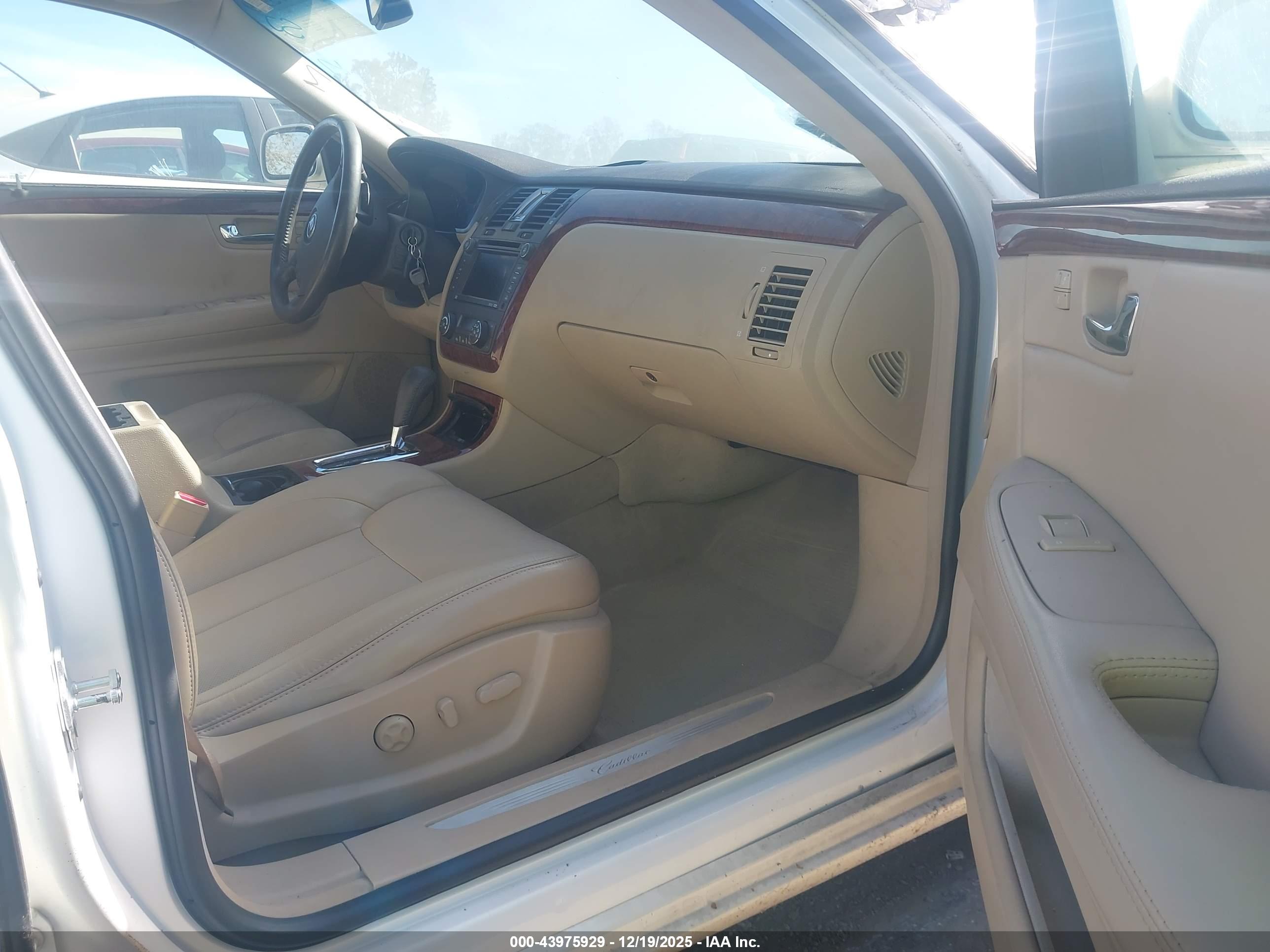 CADILLAC DTS image 5