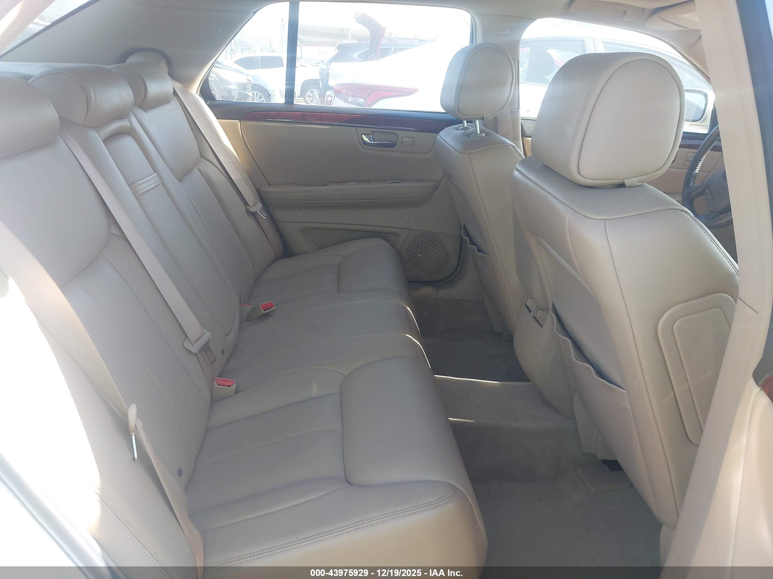 CADILLAC DTS image 8