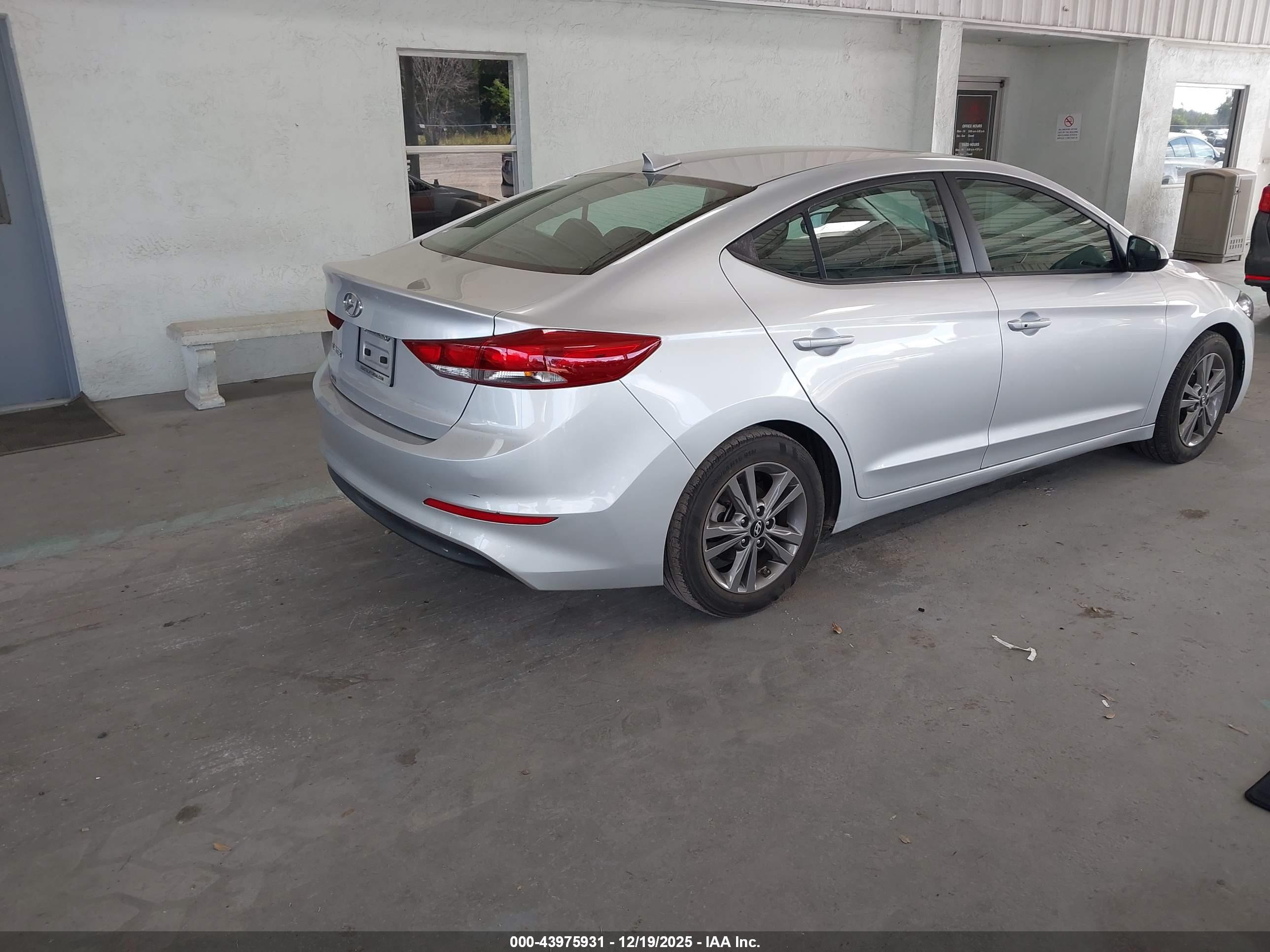 HYUNDAI ELANTRA image 4
