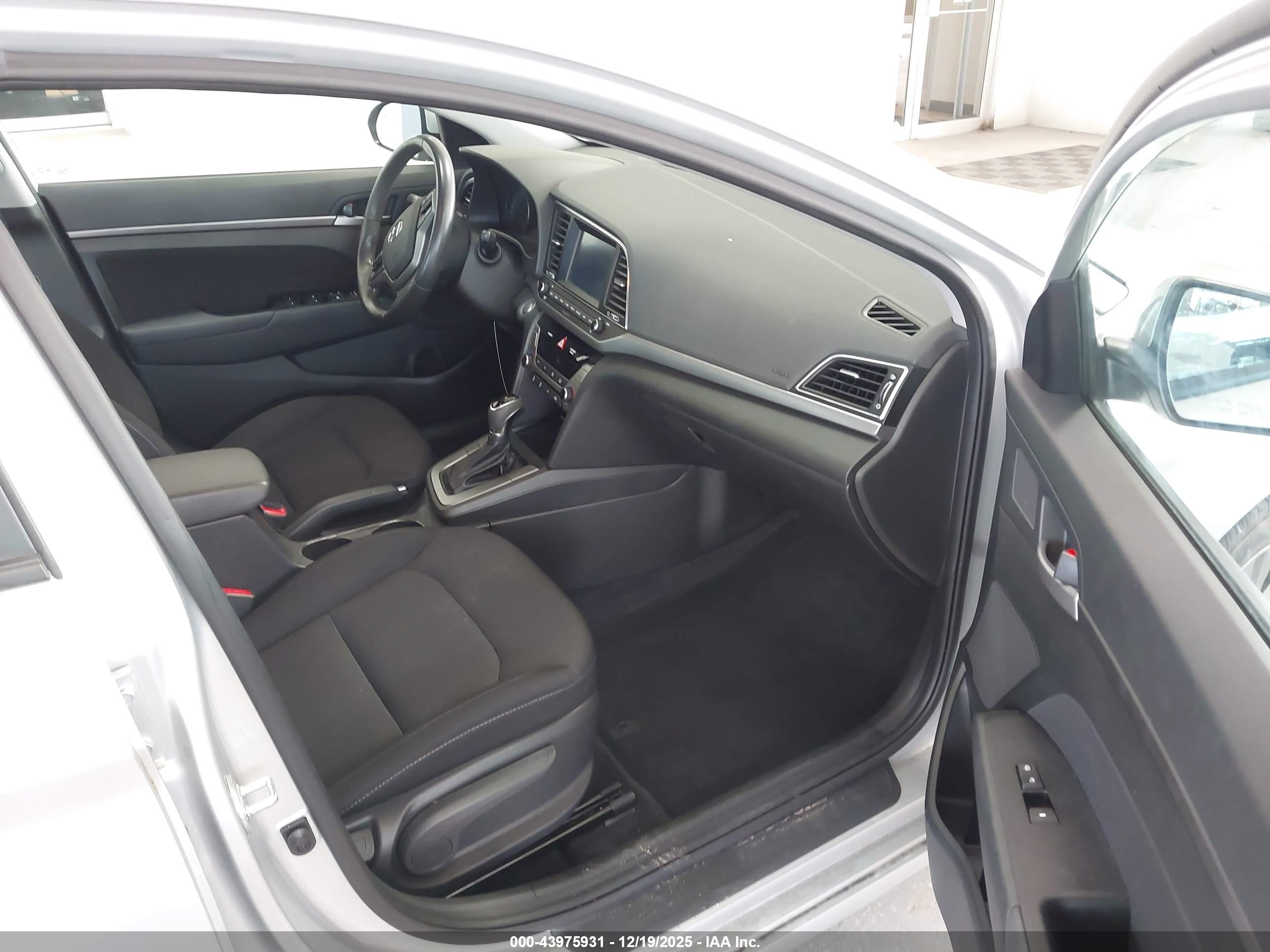 HYUNDAI ELANTRA image 5