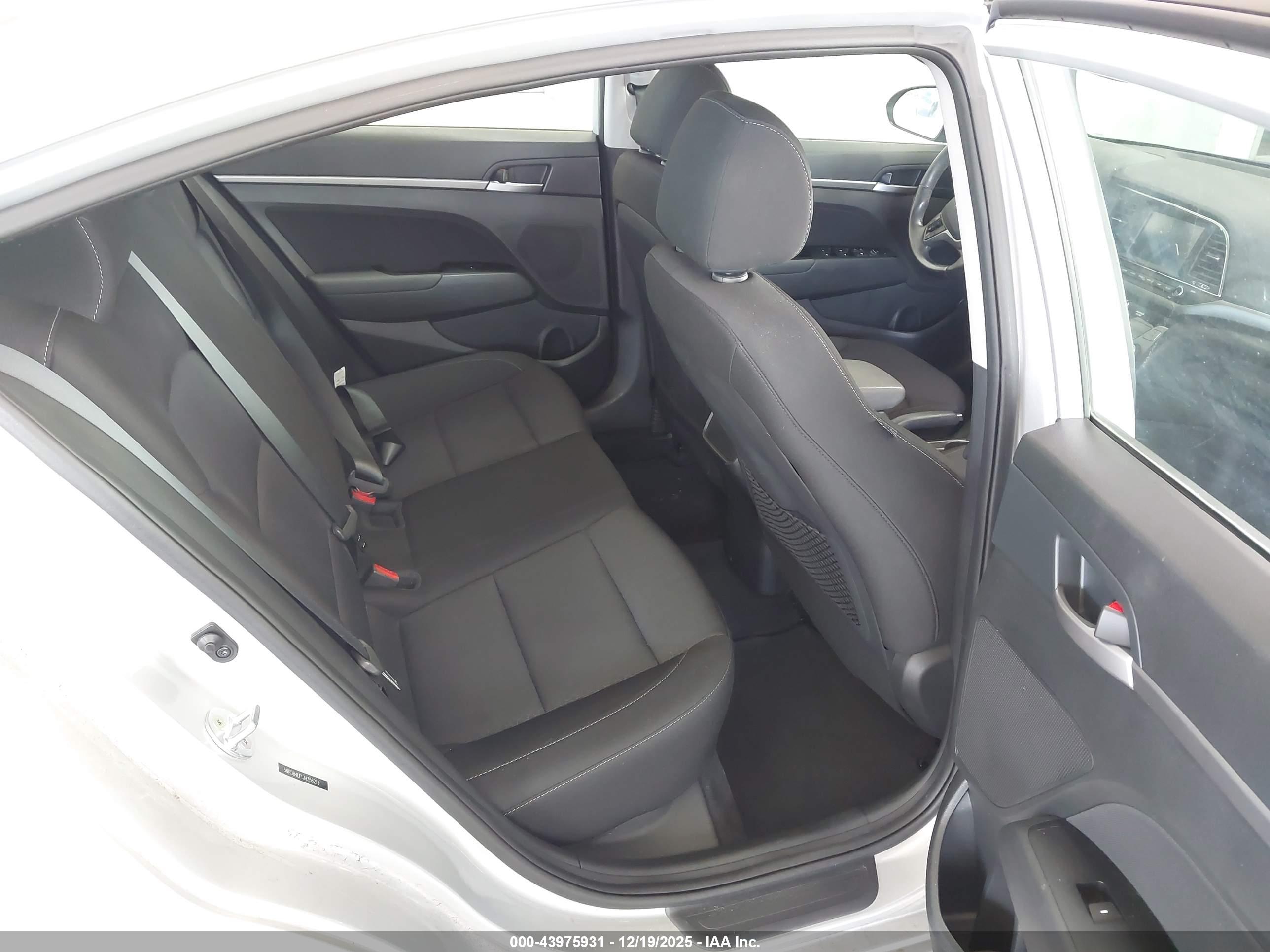 HYUNDAI ELANTRA image 8