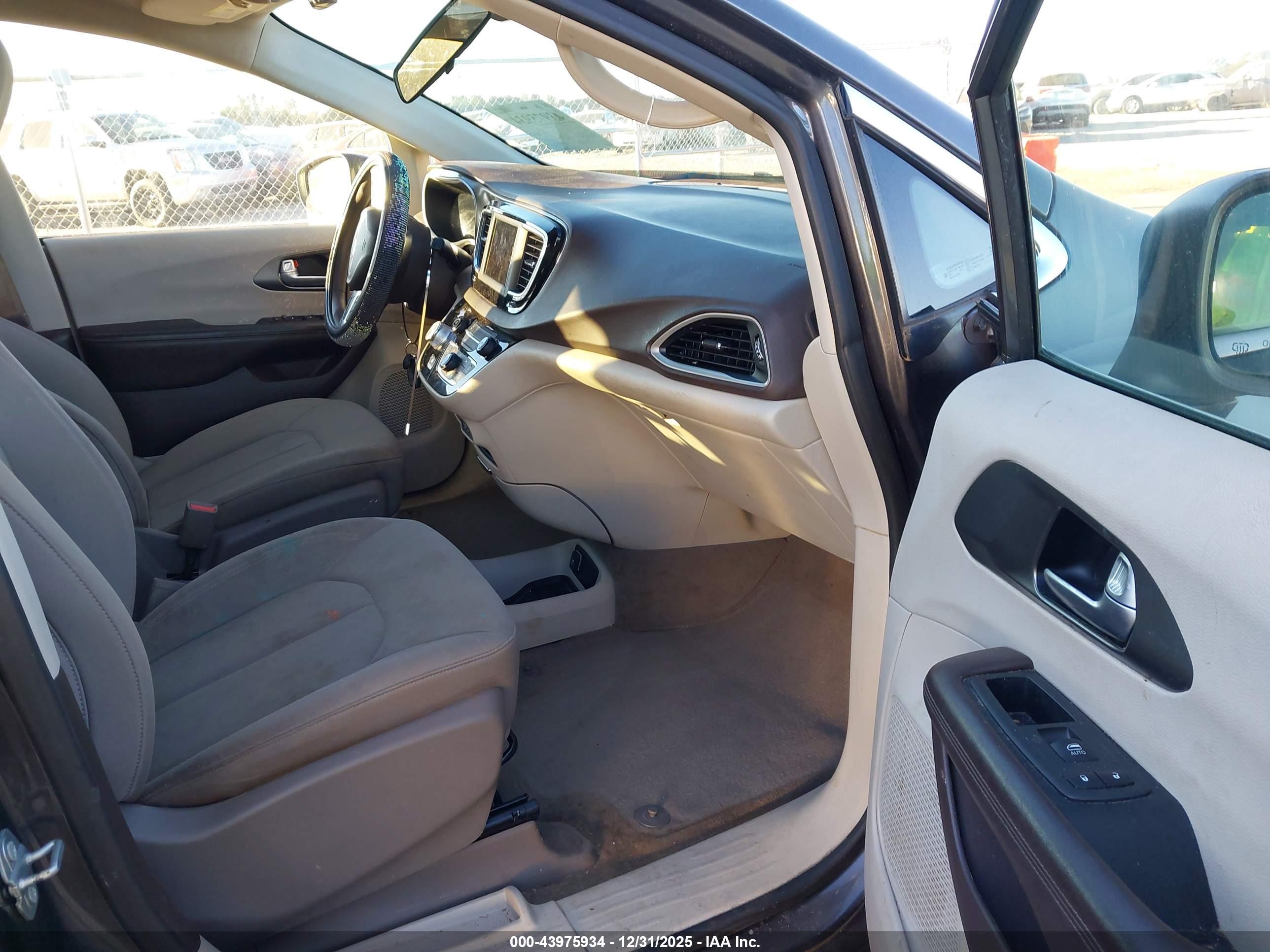 CHRYSLER VOYAGER image 5