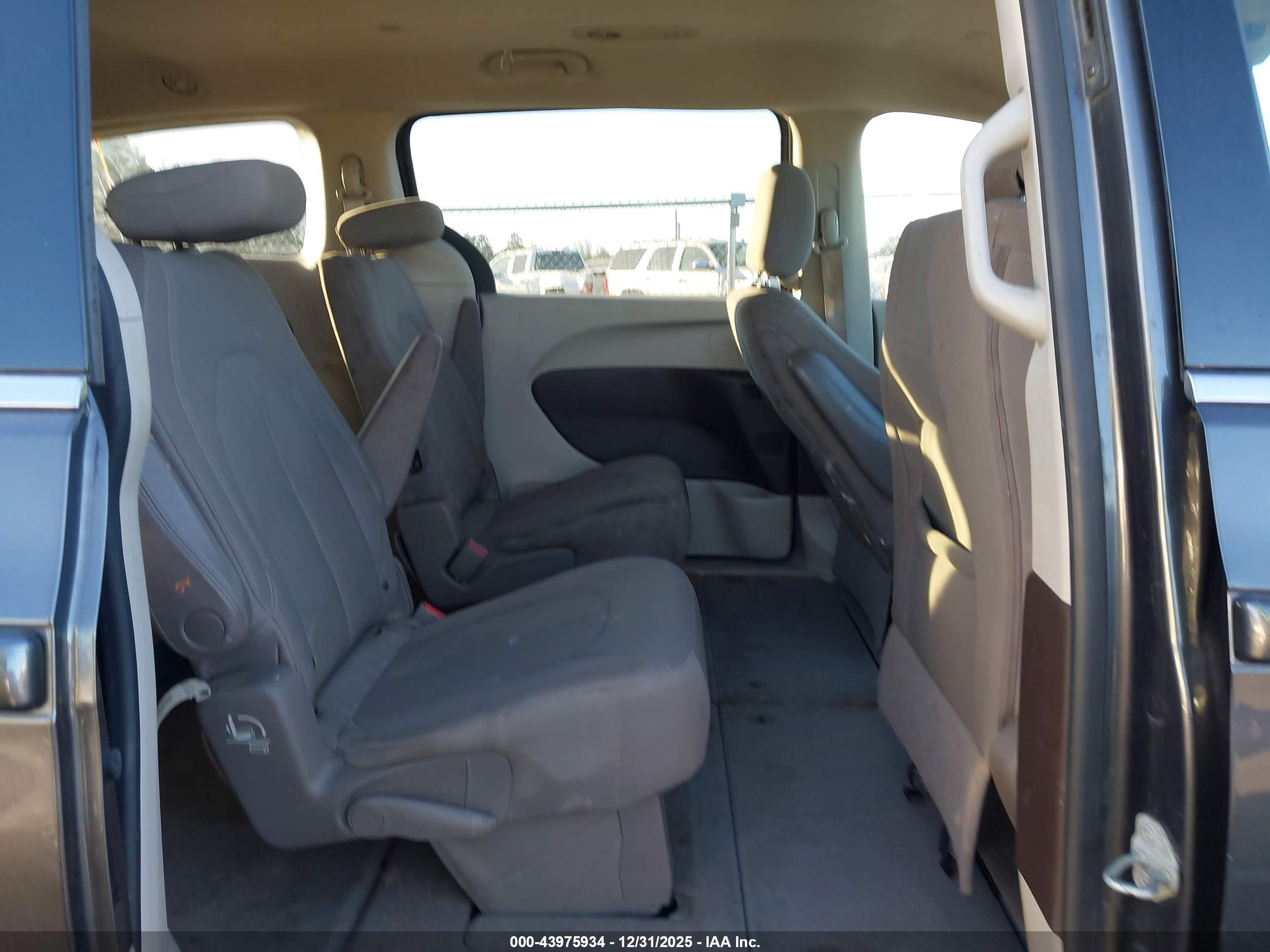 CHRYSLER VOYAGER image 8