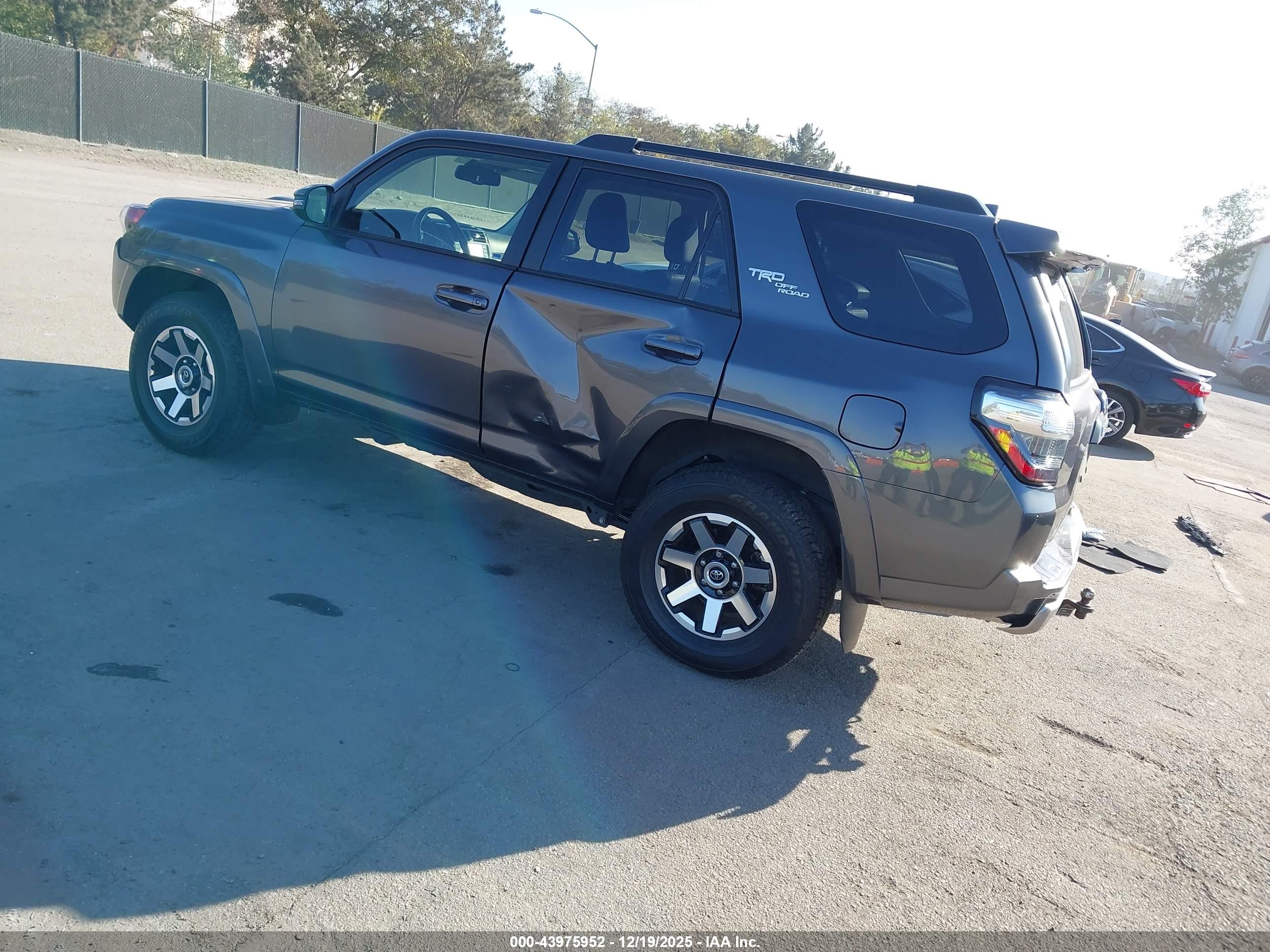 TOYOTA 4RUNNER image 3