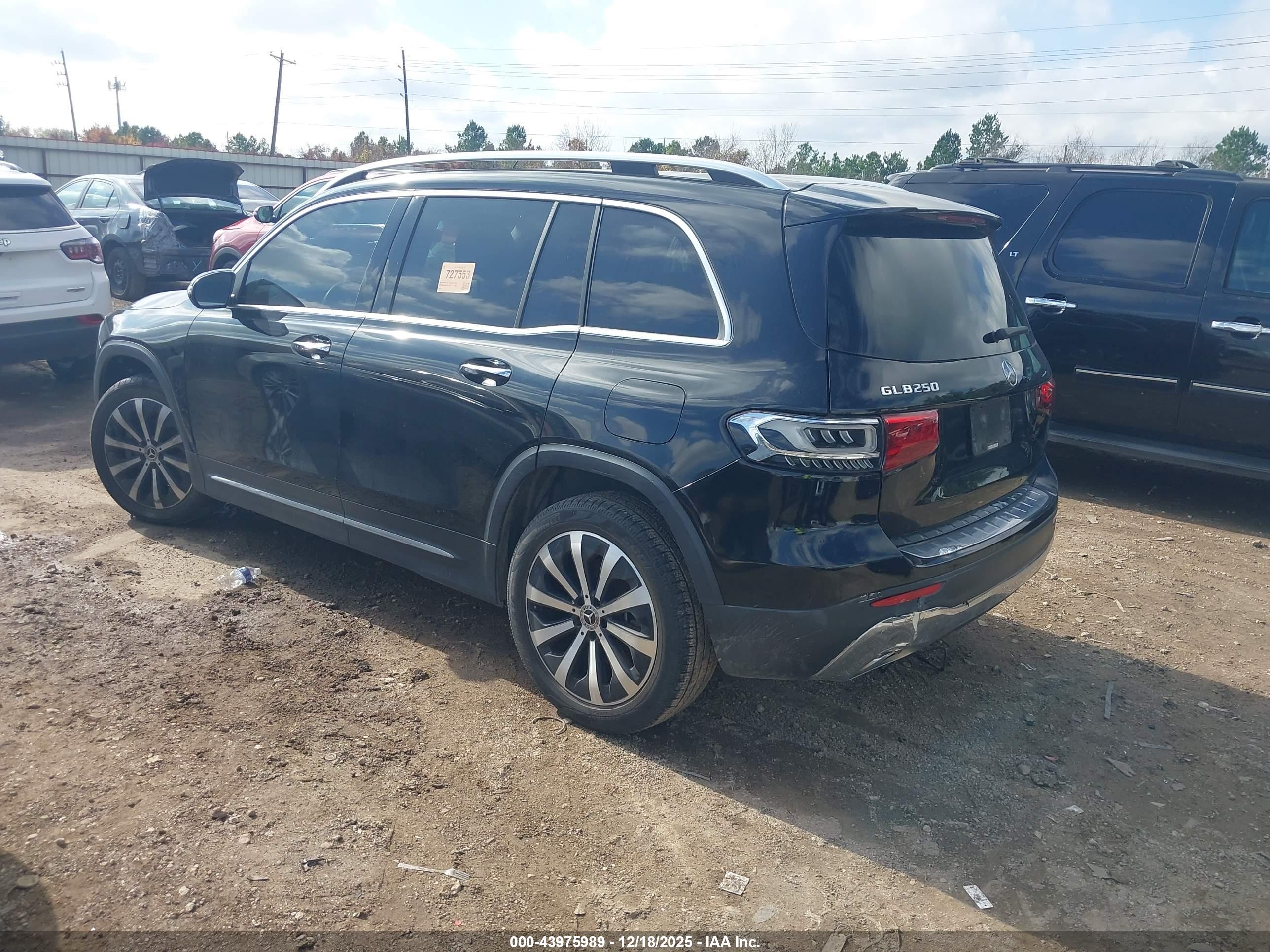 MERCEDES-BENZ GLB image 3
