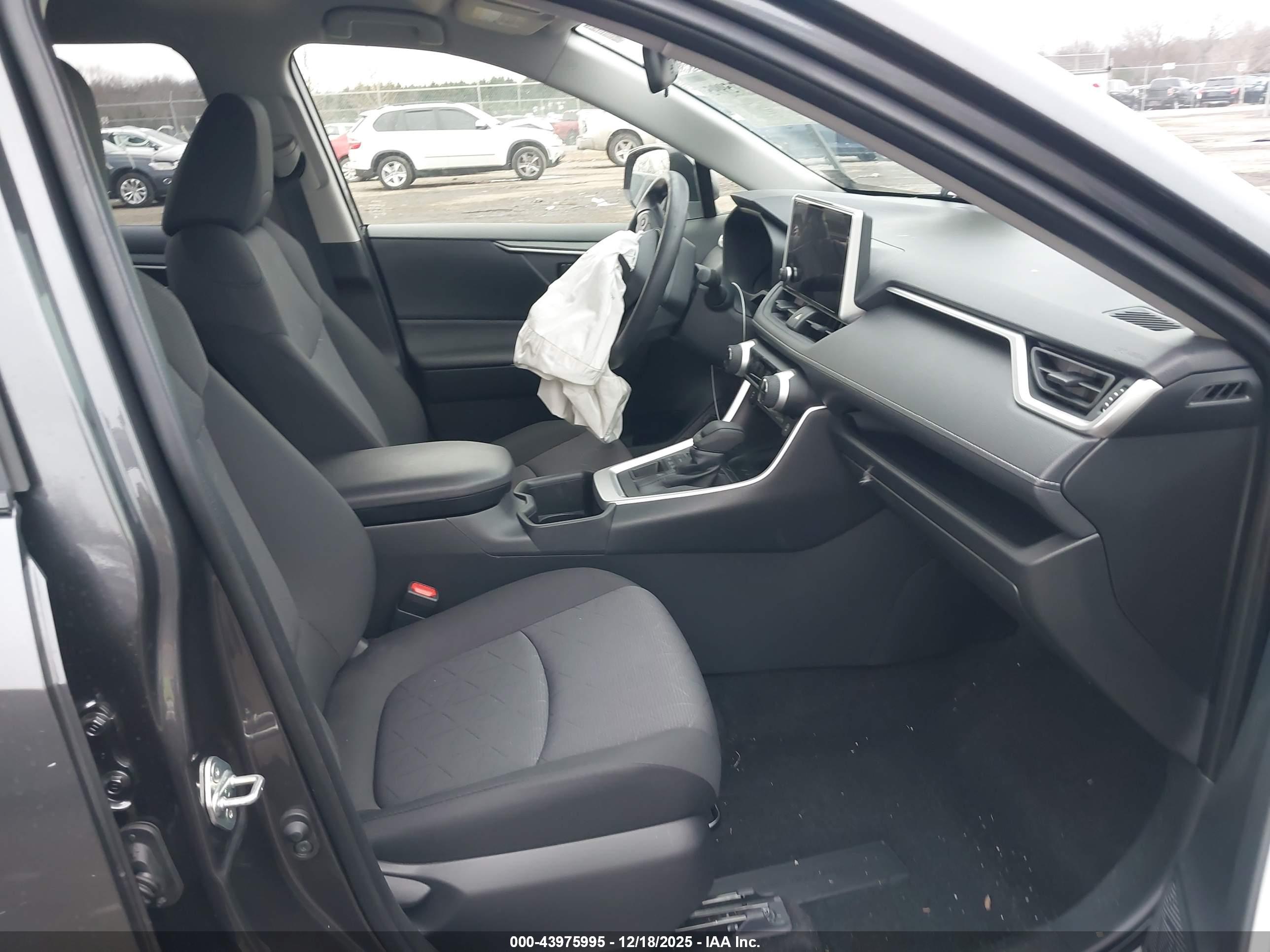 TOYOTA RAV4 image 5