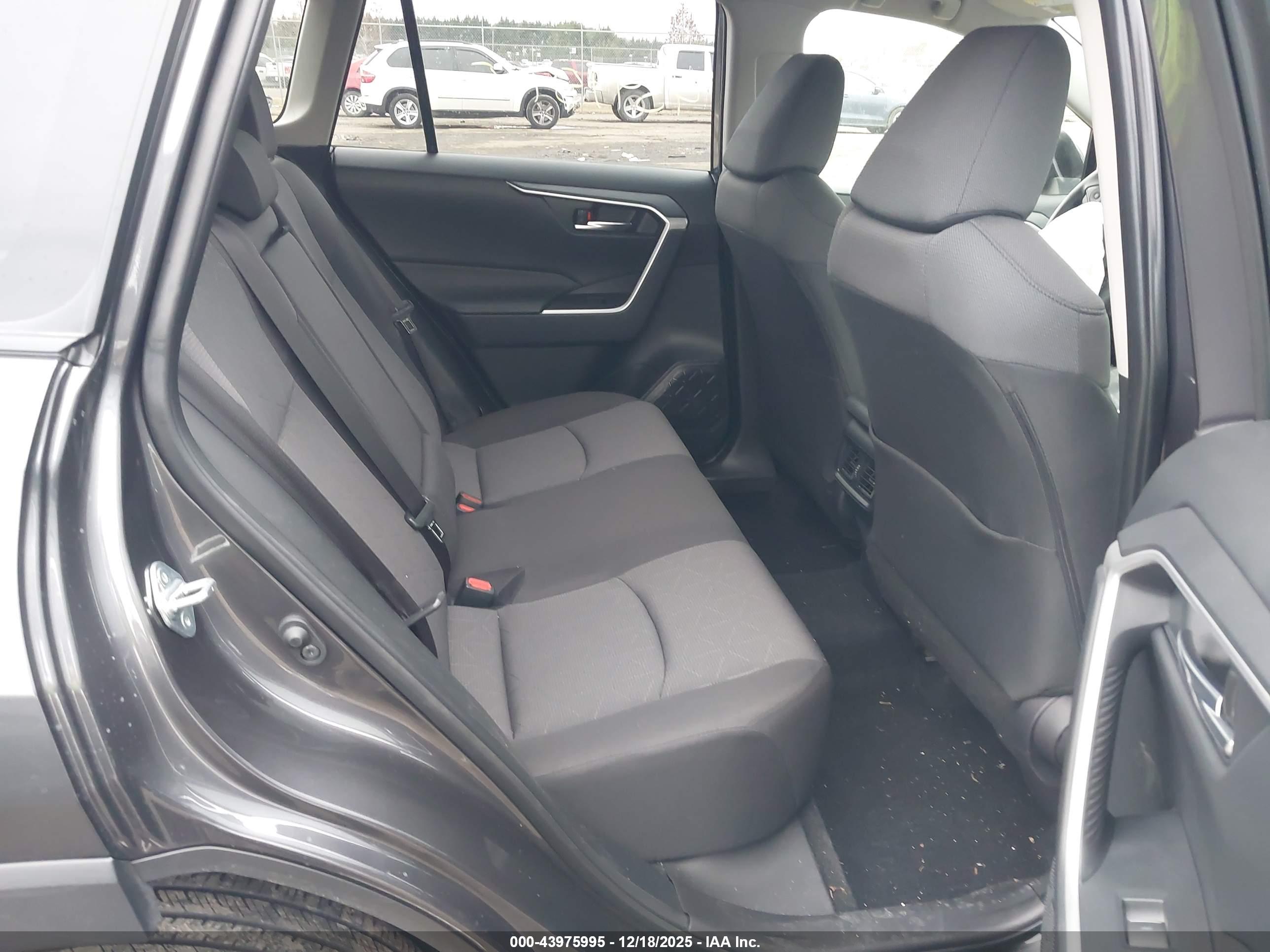 TOYOTA RAV4 image 8