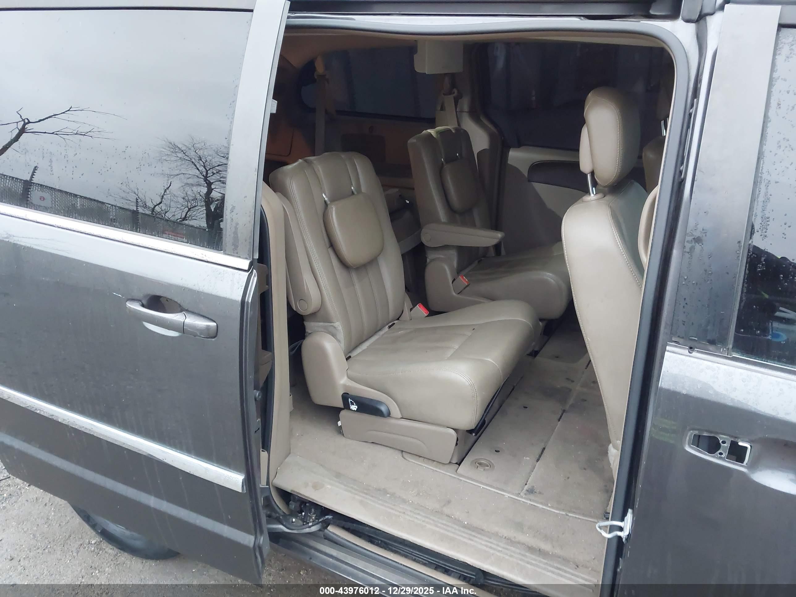 CHRYSLER TOWN image 8