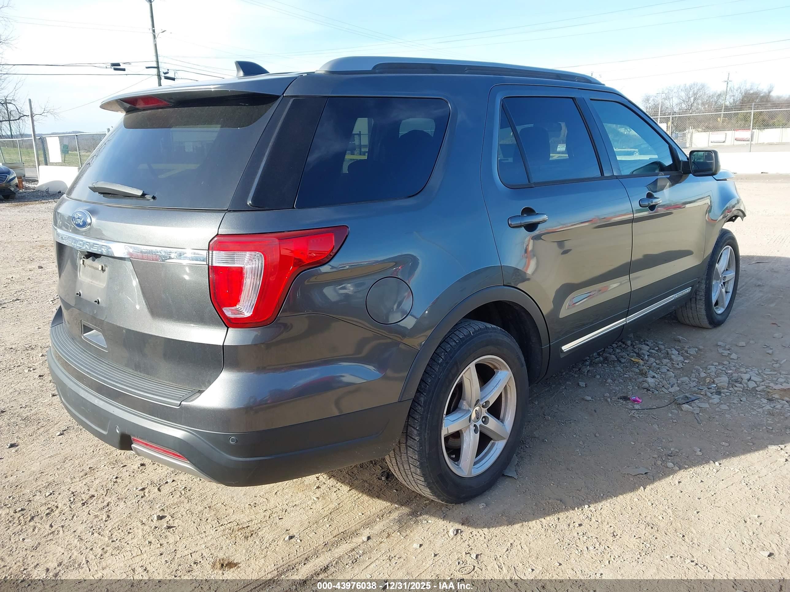 FORD EXPLORER image 4