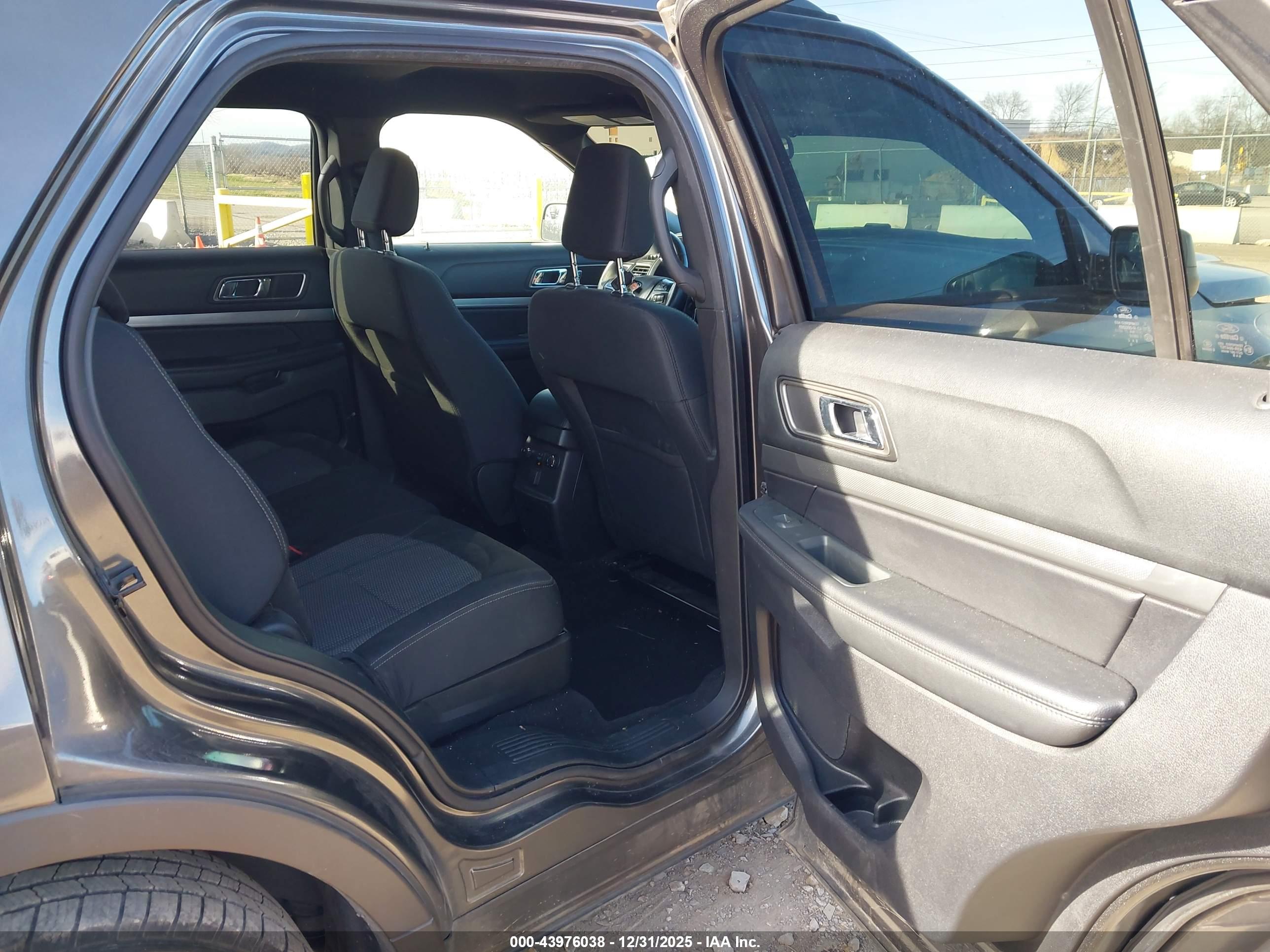 FORD EXPLORER image 8