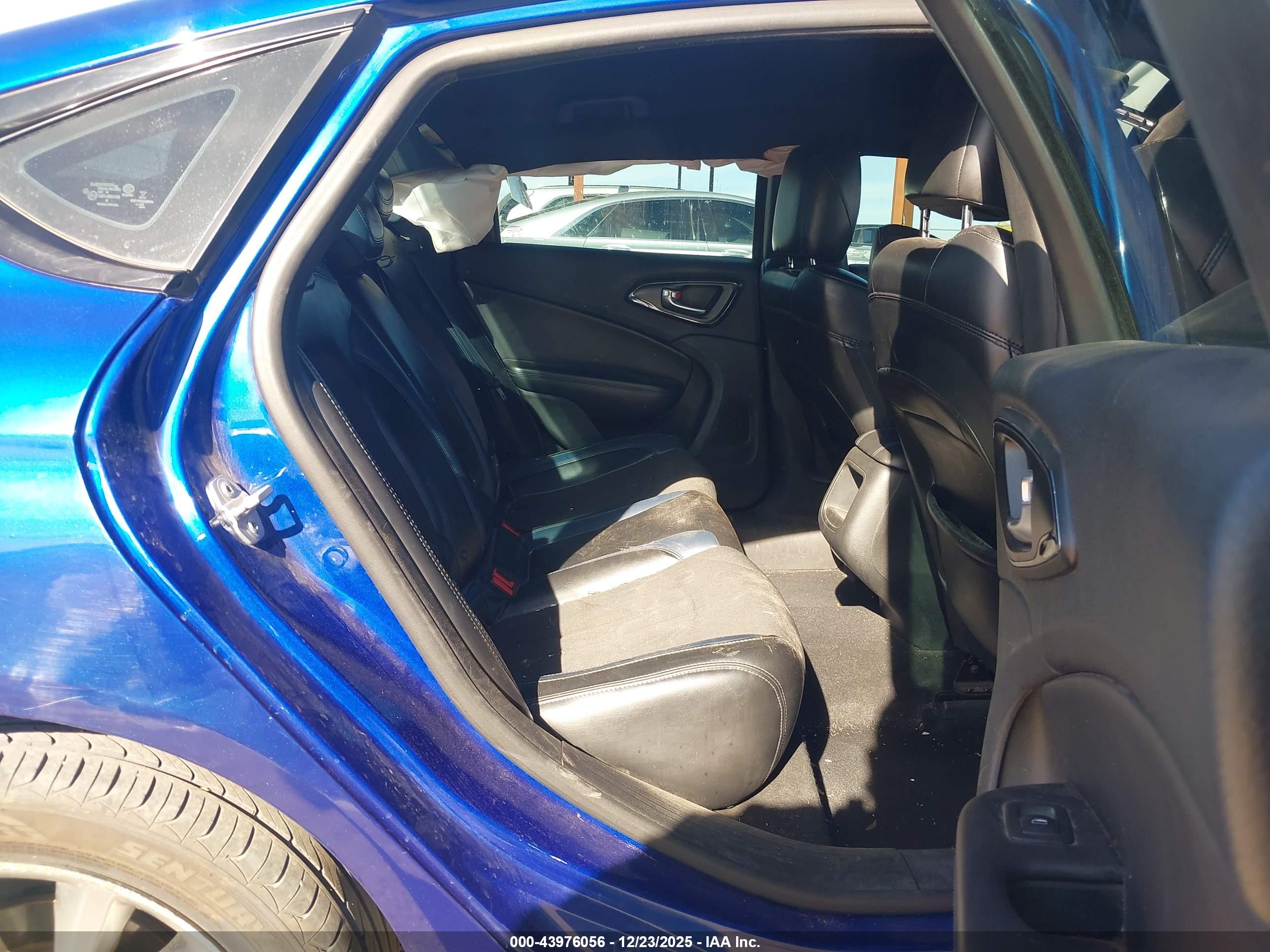 CHRYSLER 200 image 8