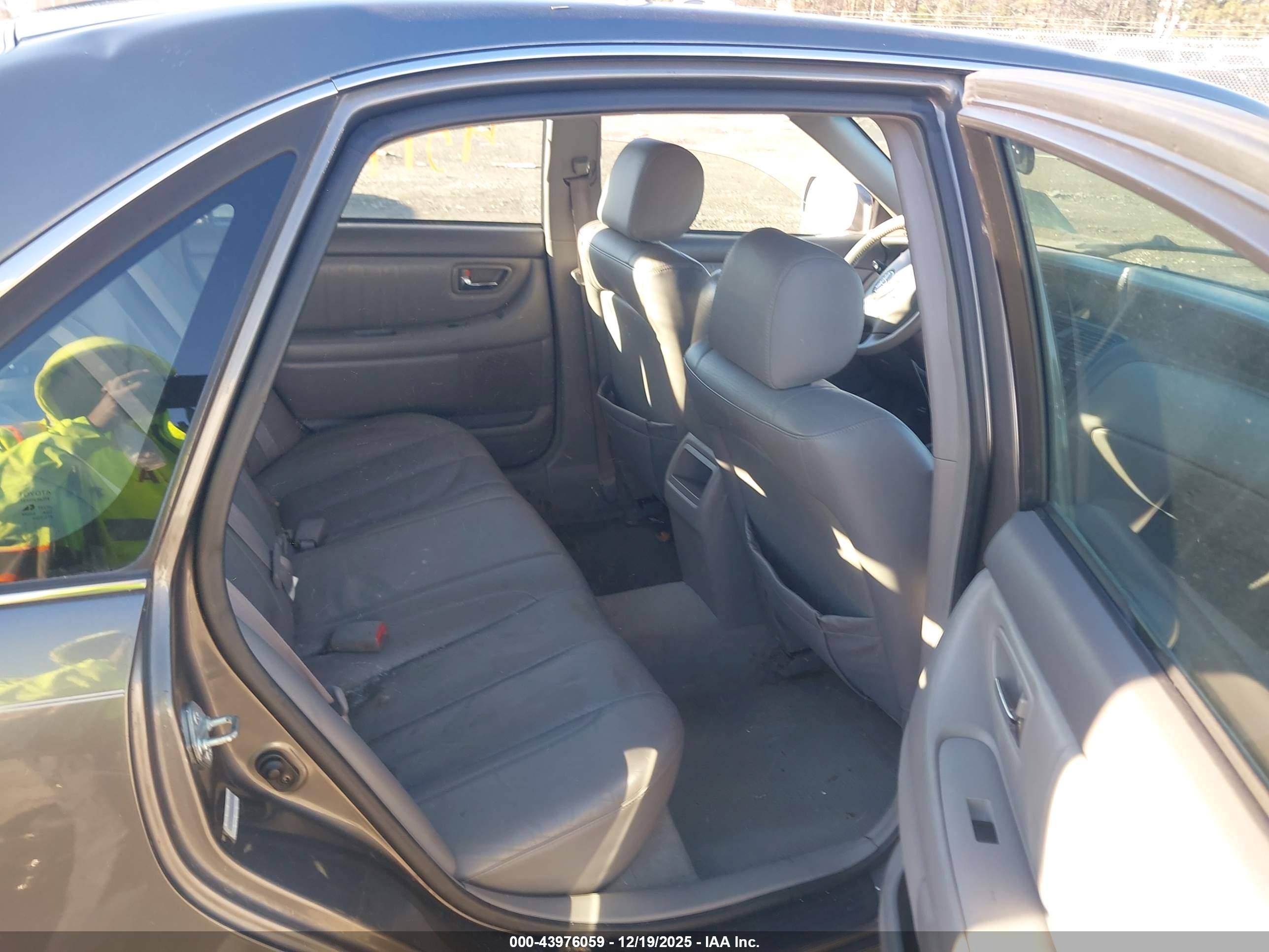 TOYOTA AVALON image 8
