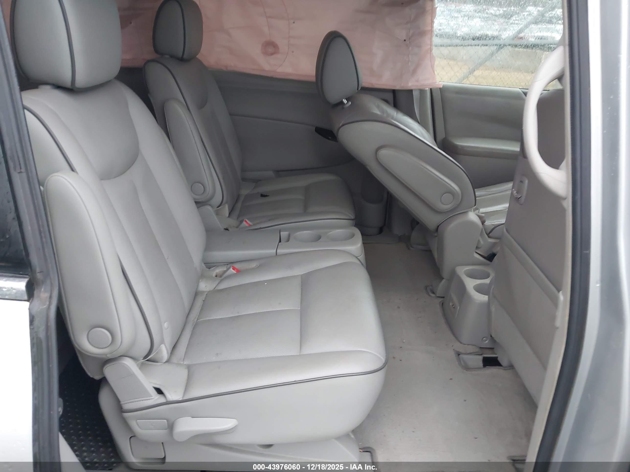 NISSAN QUEST image 8