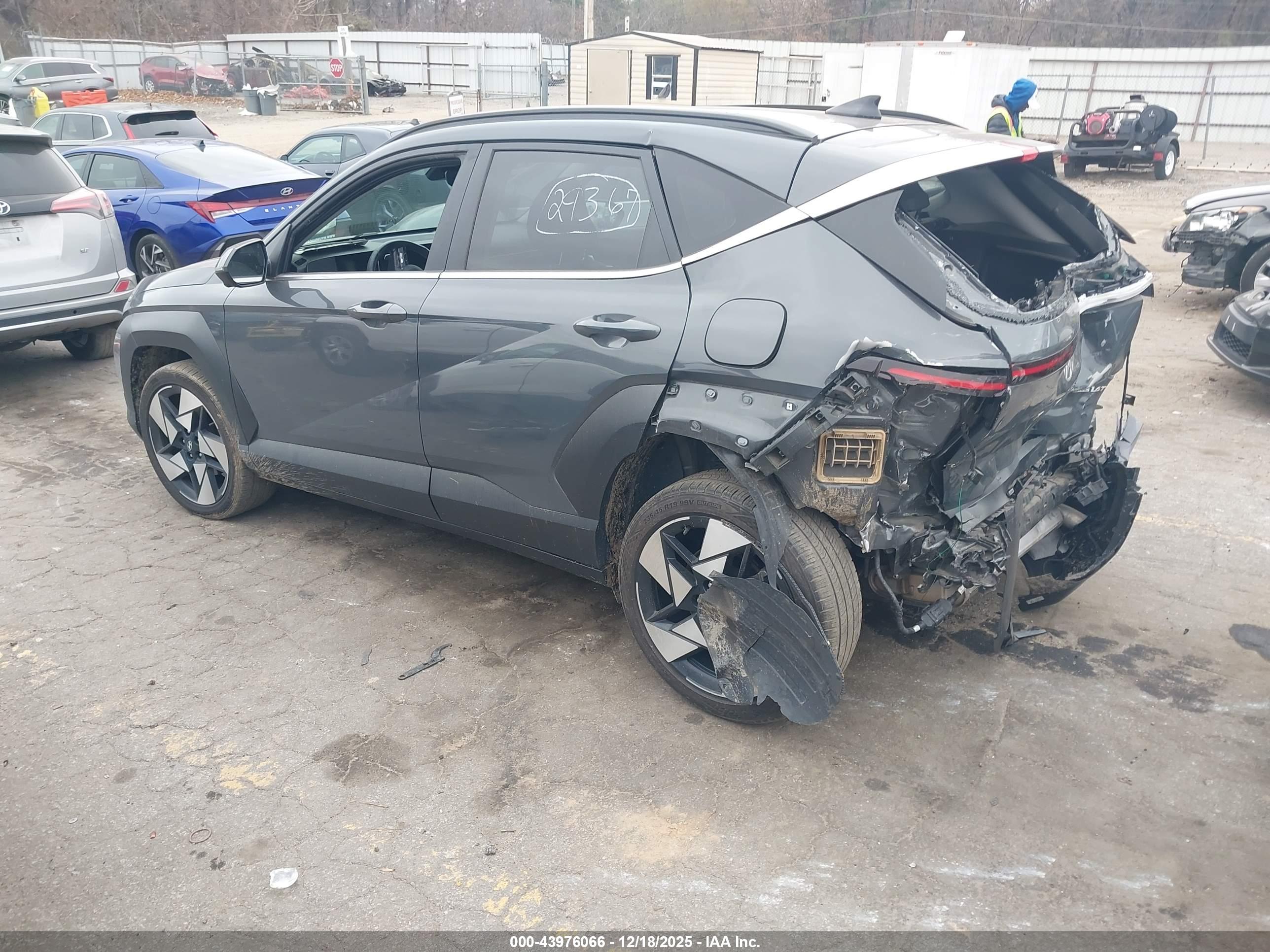 HYUNDAI KONA image 3