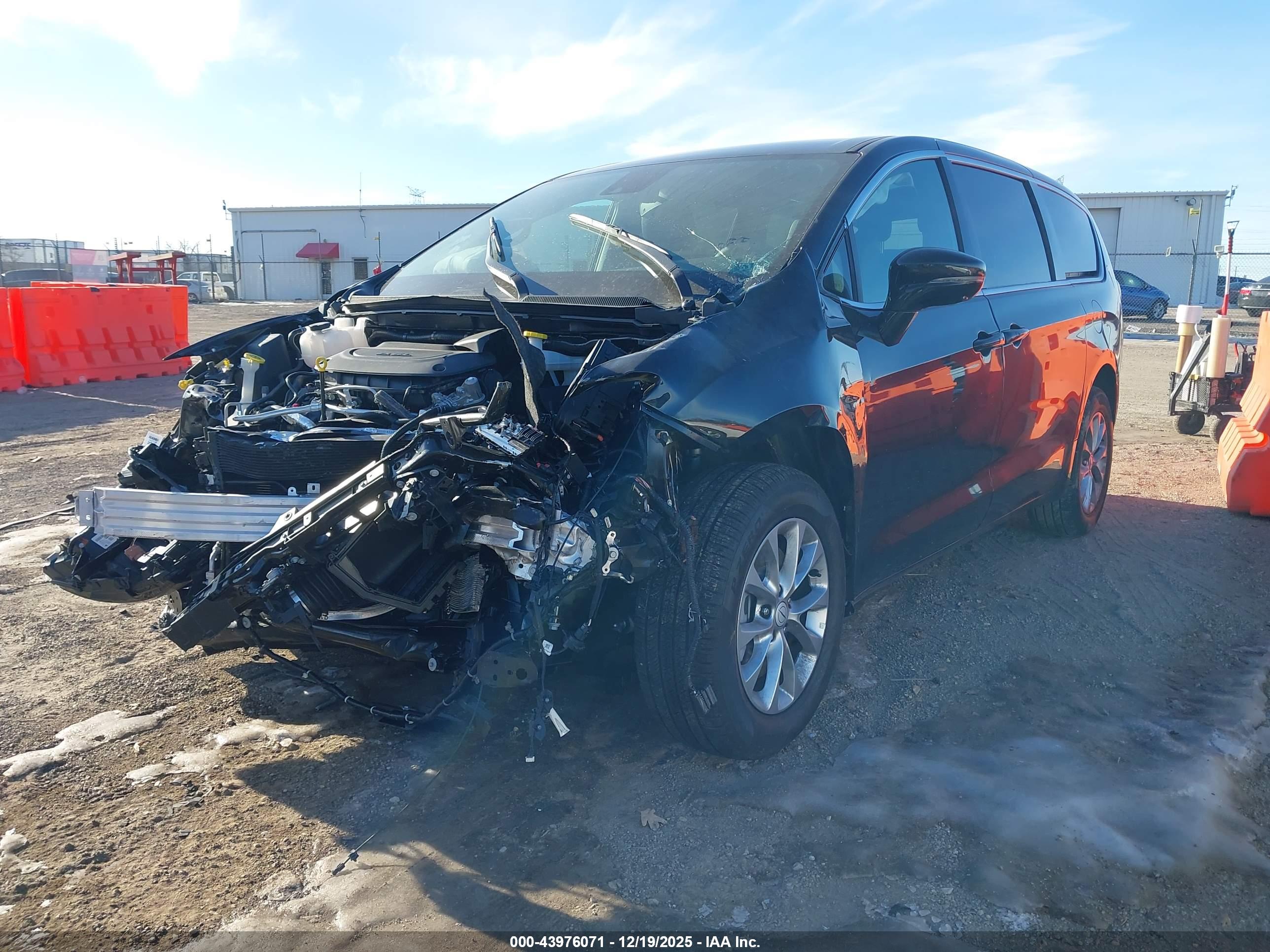 CHRYSLER PACIFICA image 2