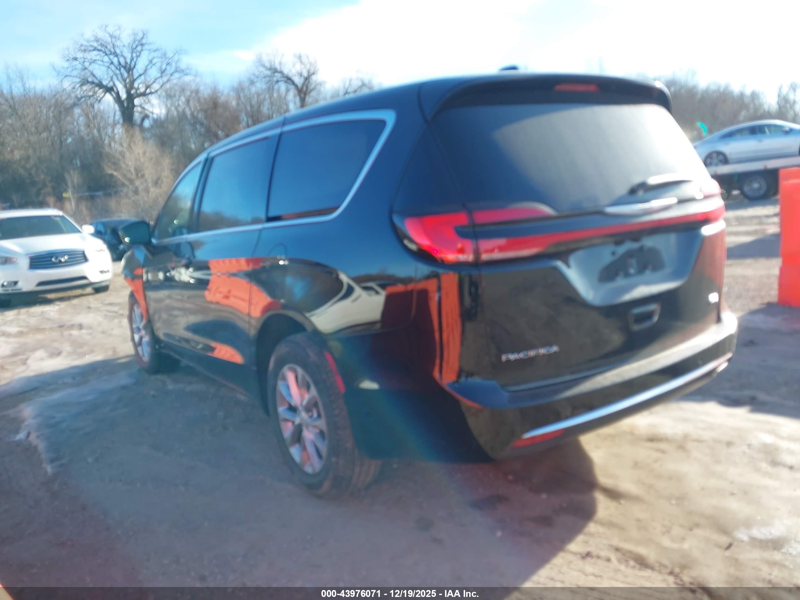 CHRYSLER PACIFICA image 3