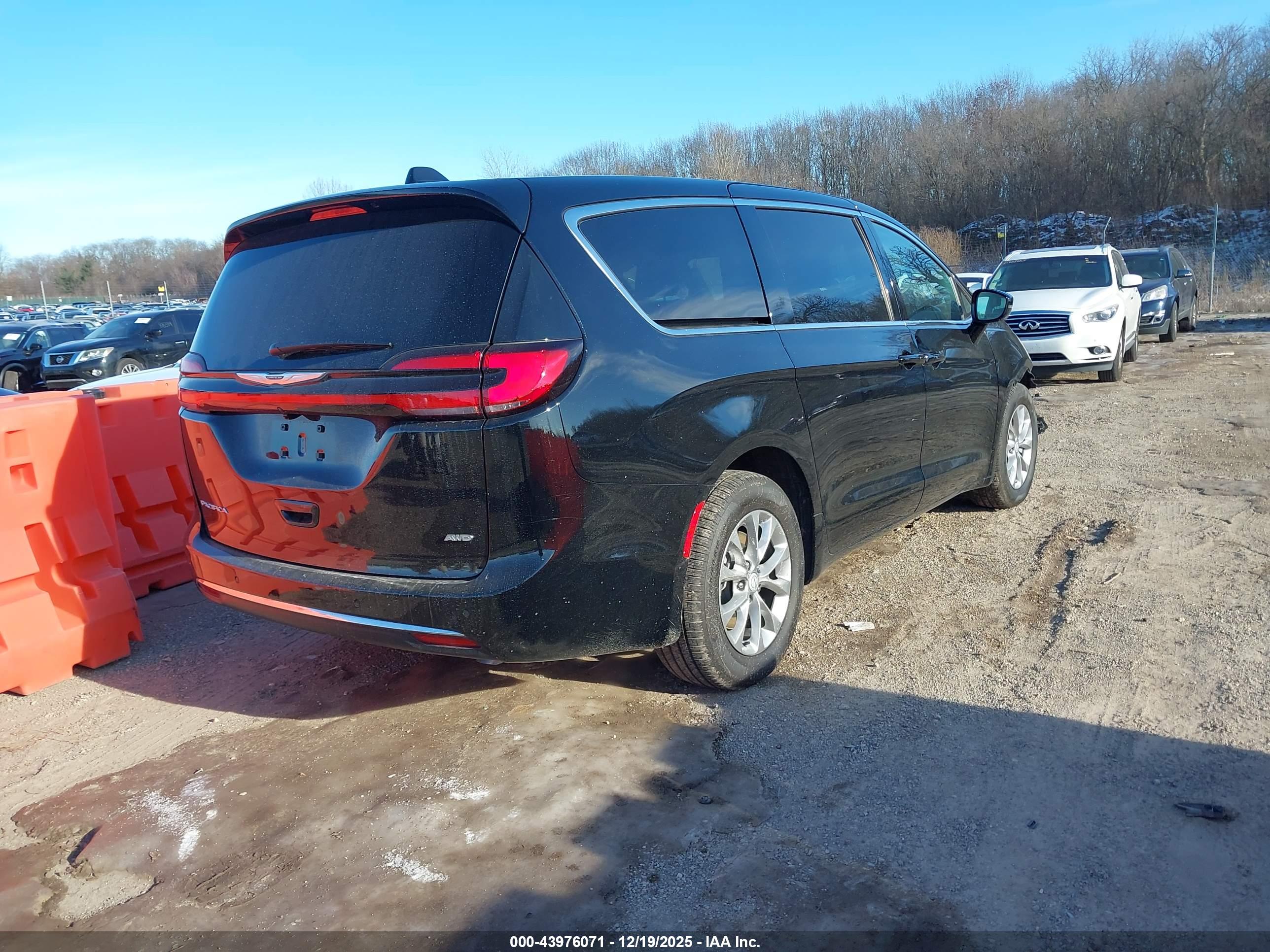 CHRYSLER PACIFICA image 4