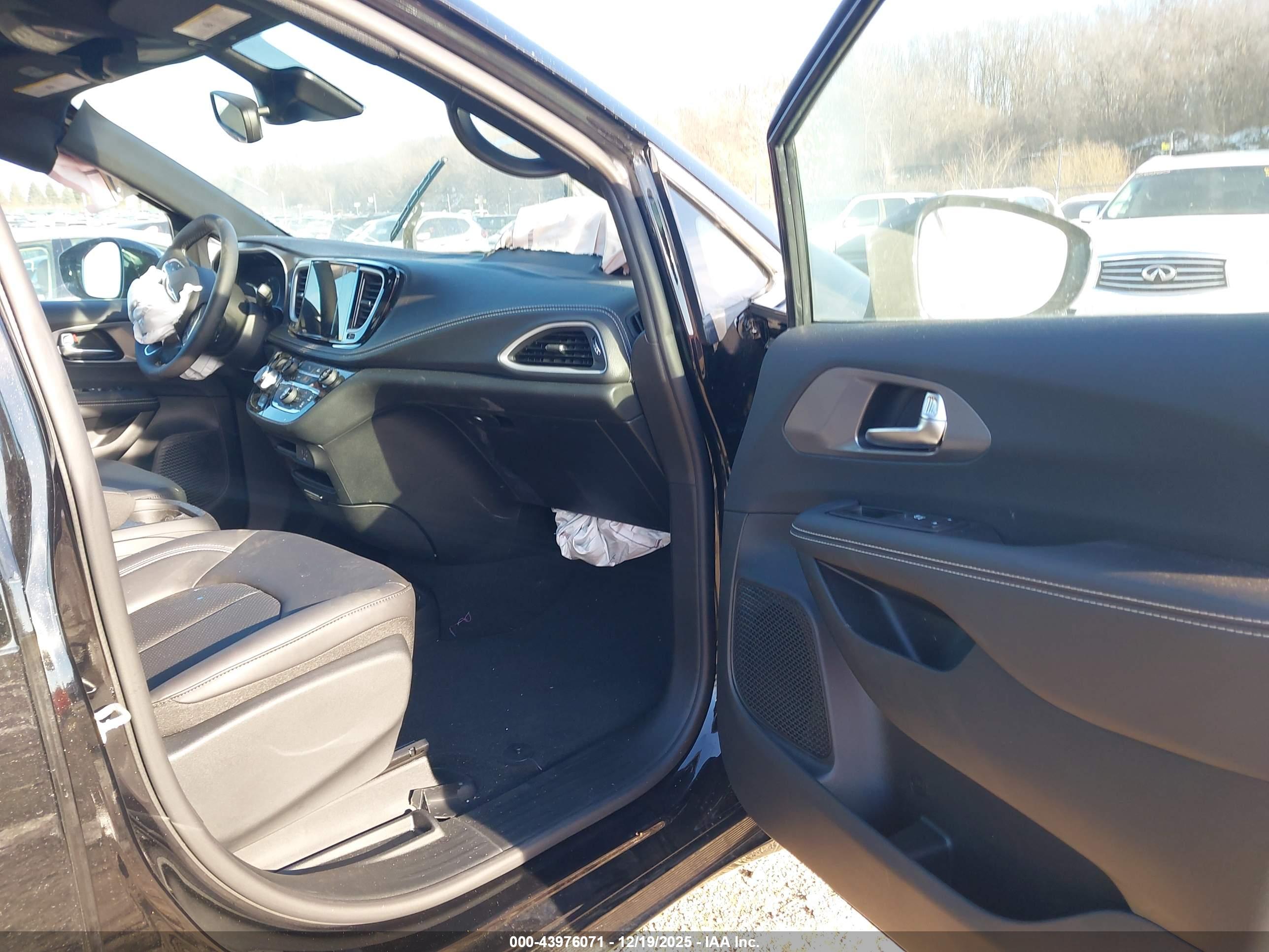 CHRYSLER PACIFICA image 5