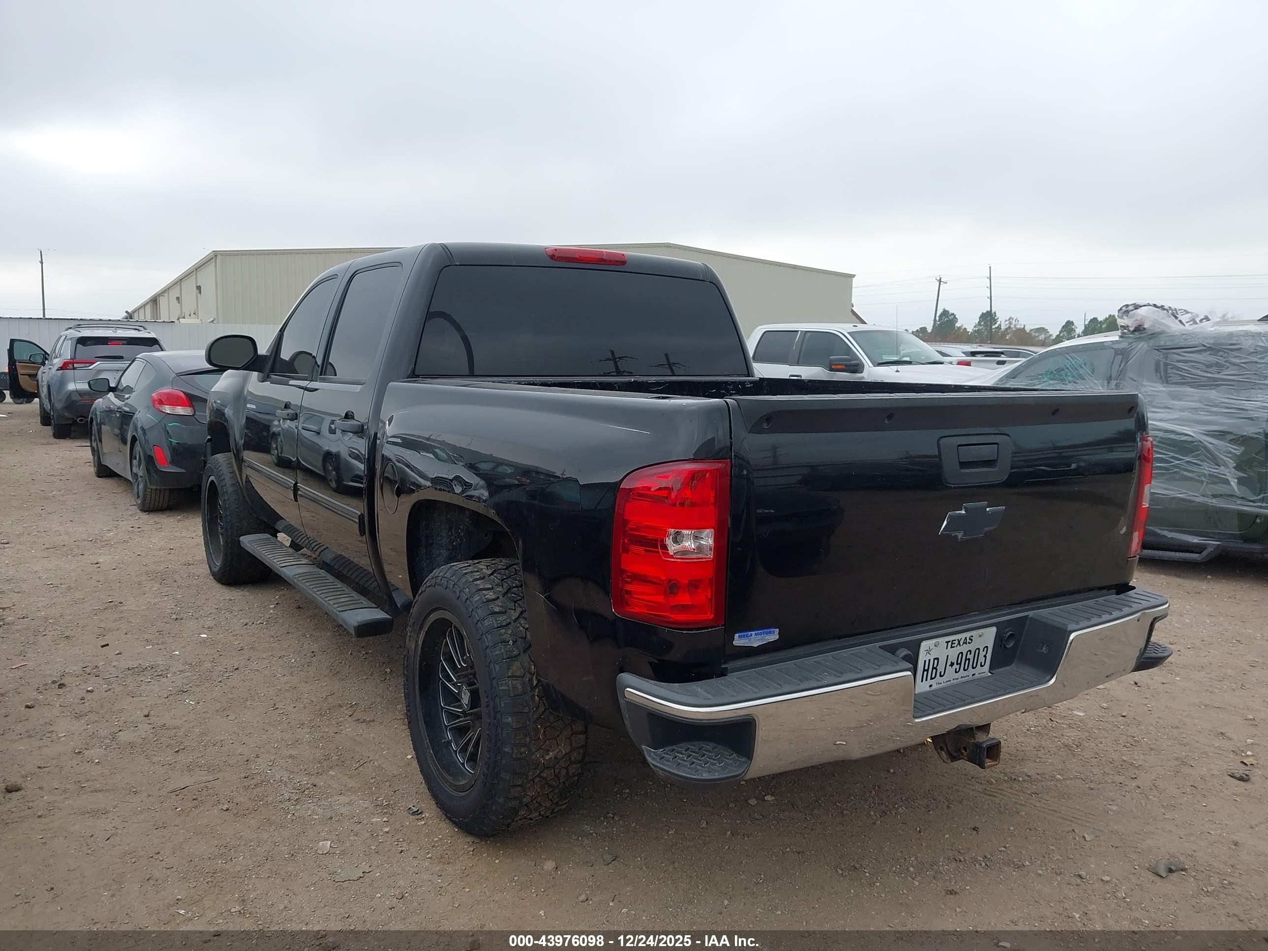 CHEVROLET SILVERADO image 3