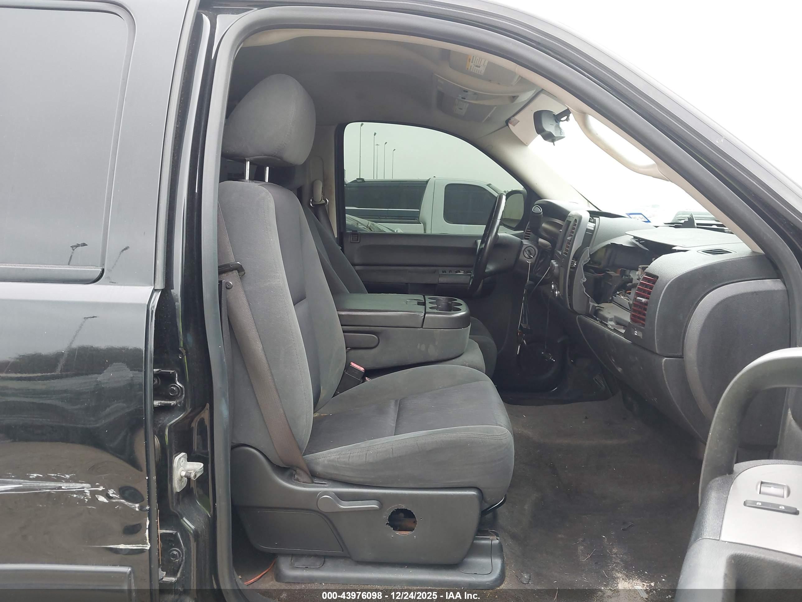 CHEVROLET SILVERADO image 5