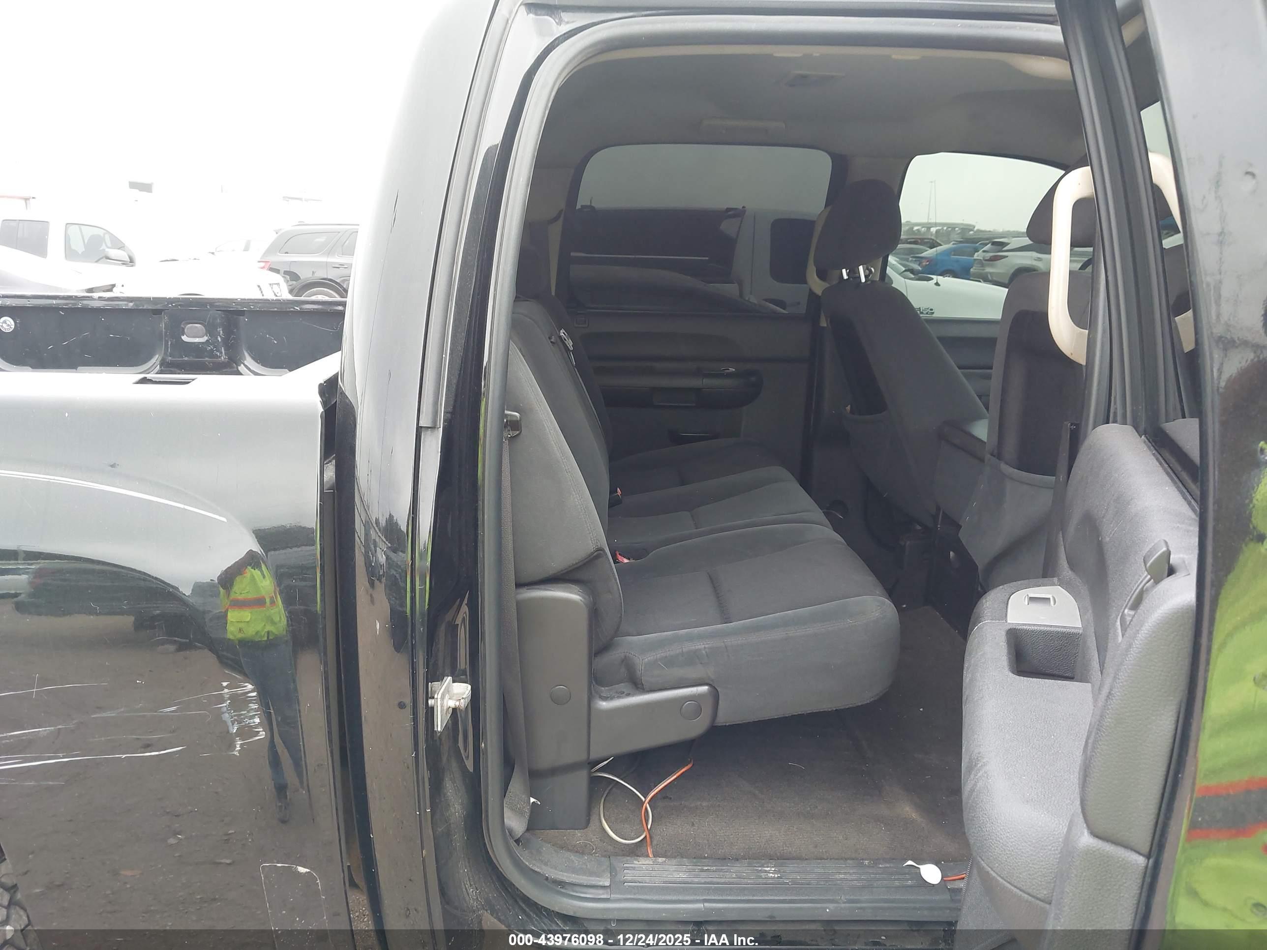 CHEVROLET SILVERADO image 8